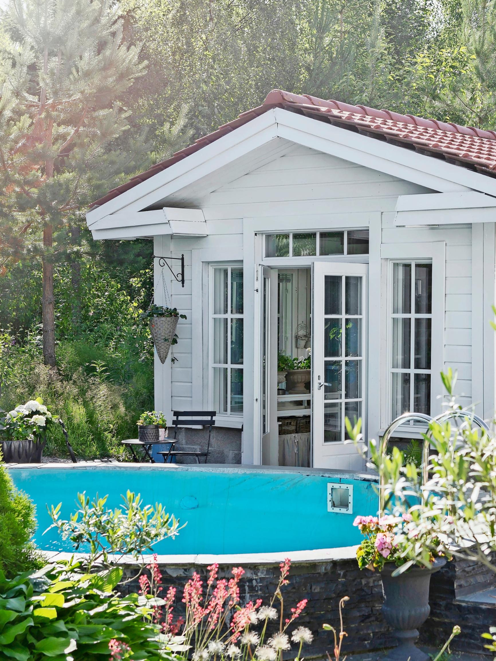 Katriina’s garden room is always in season: it doubles as a workspace, poolside changing room, and even a winter haven for plants!