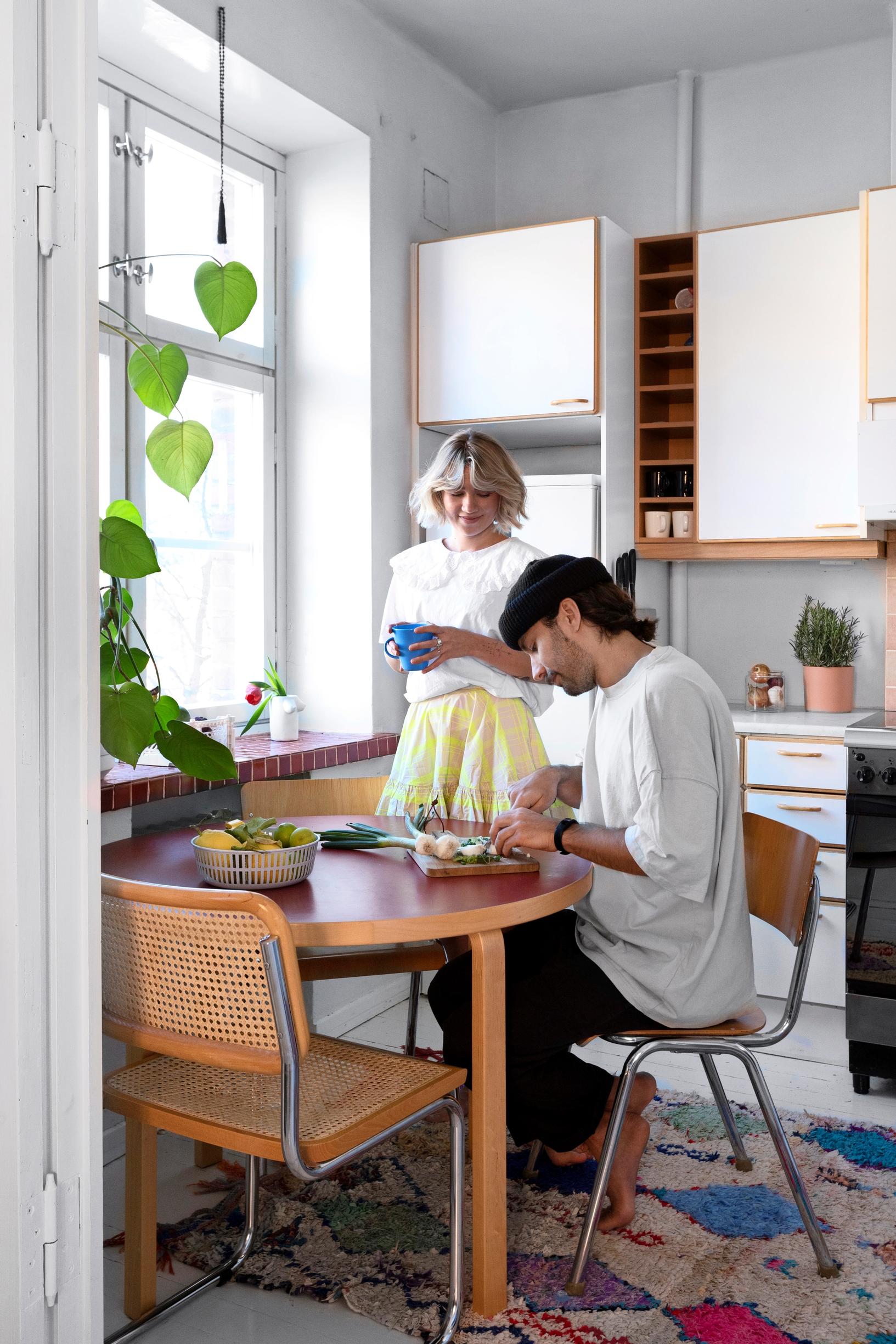 Oona and Kalle sitting in the kitchen