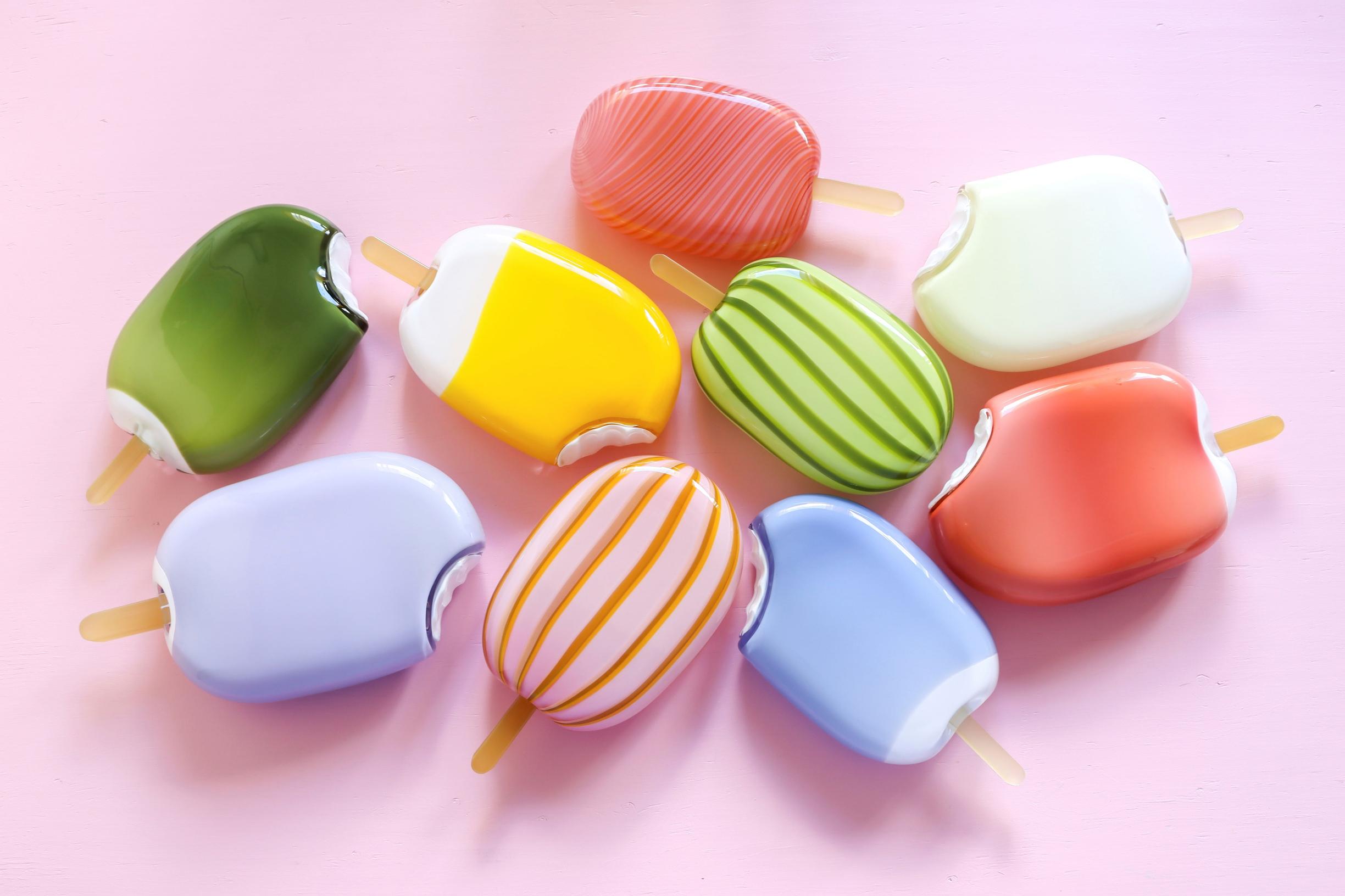 In the Assorted Flavors series, there are popsicles in various colors.