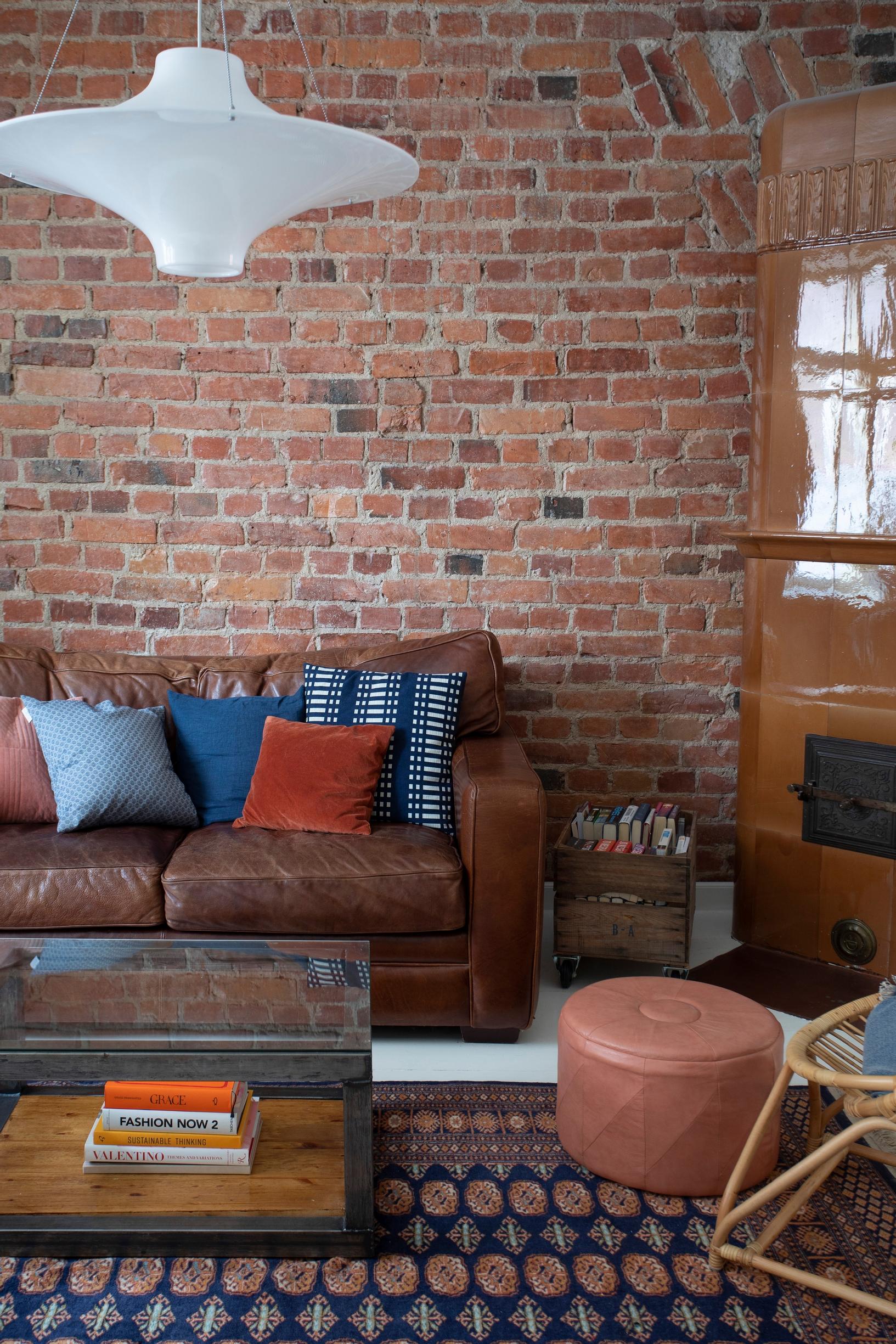 It would feel strange to live in an entirely white home: inside a fashion designer’s color-filled apartment