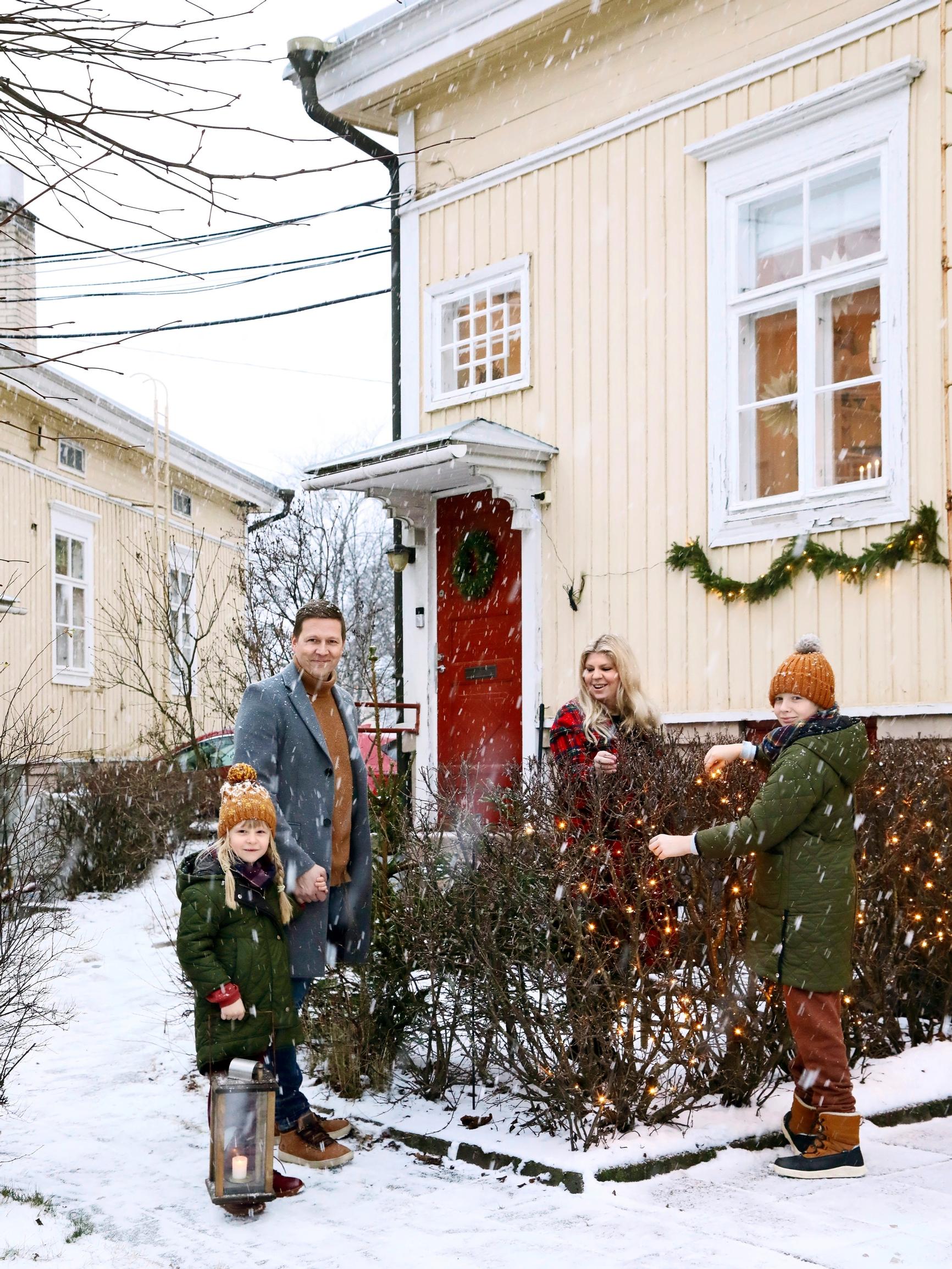 At Jenni’s wooden house, Christmas means crafting and baking: “The wait doesn’t feel so long when there’s something fun to do together”
