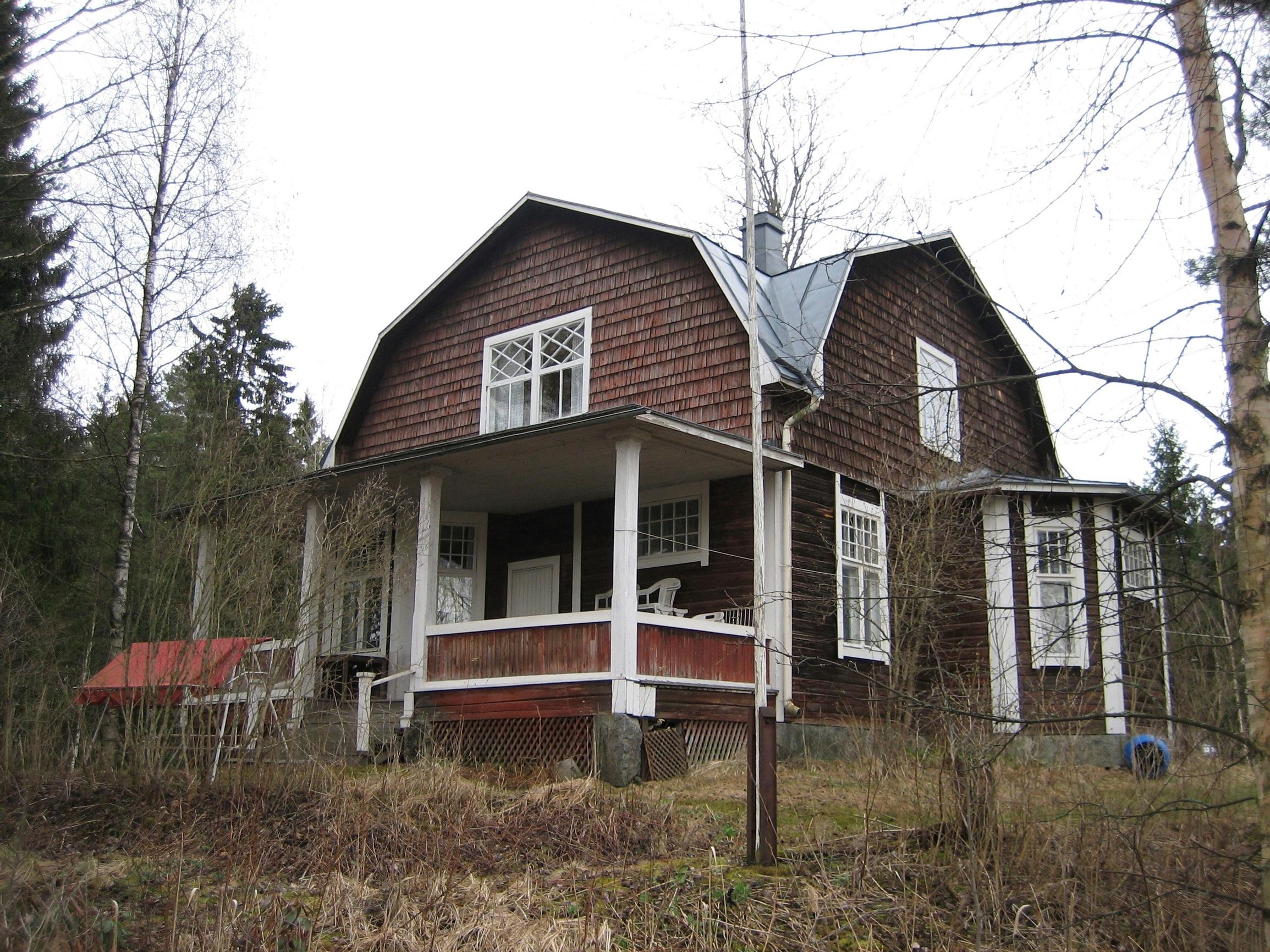 The house's exterior before the renovation. Open porch facing the river.