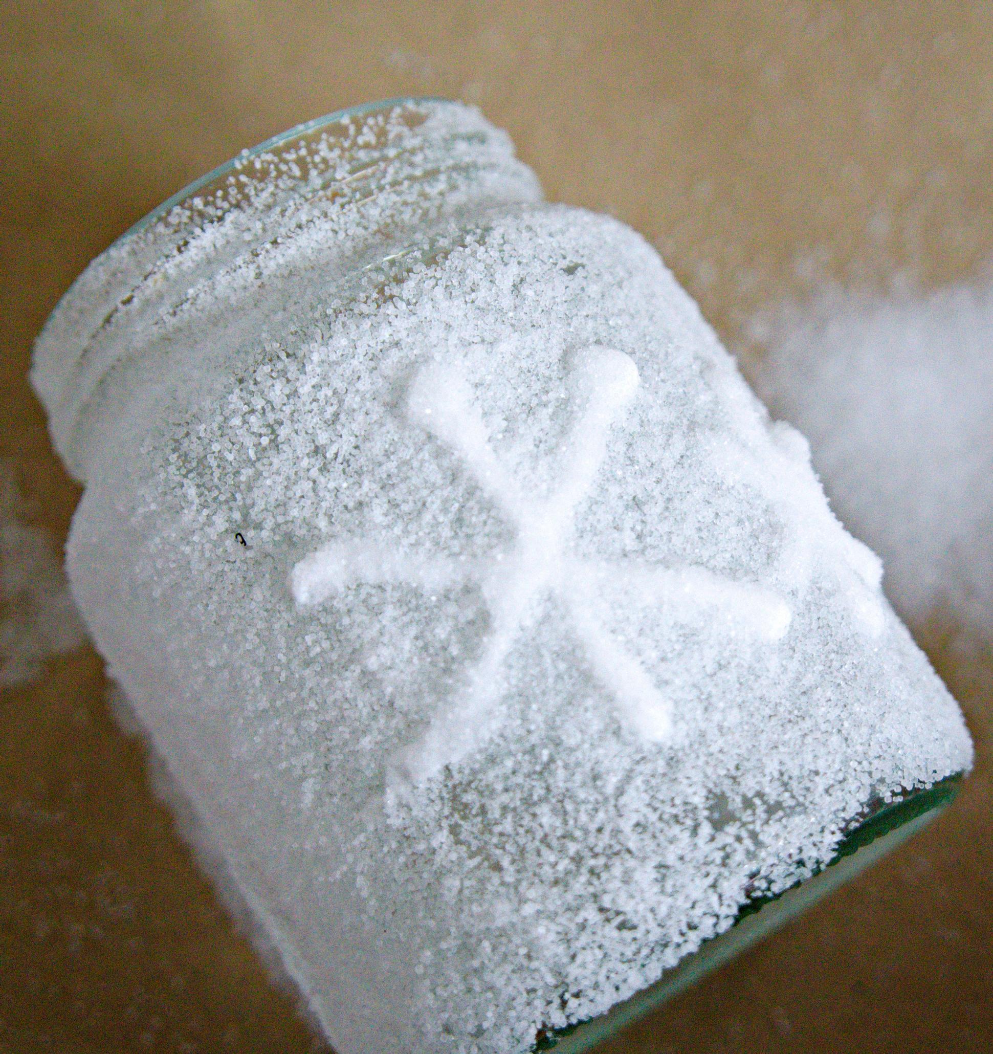 Snowflake pattern on the salt lantern