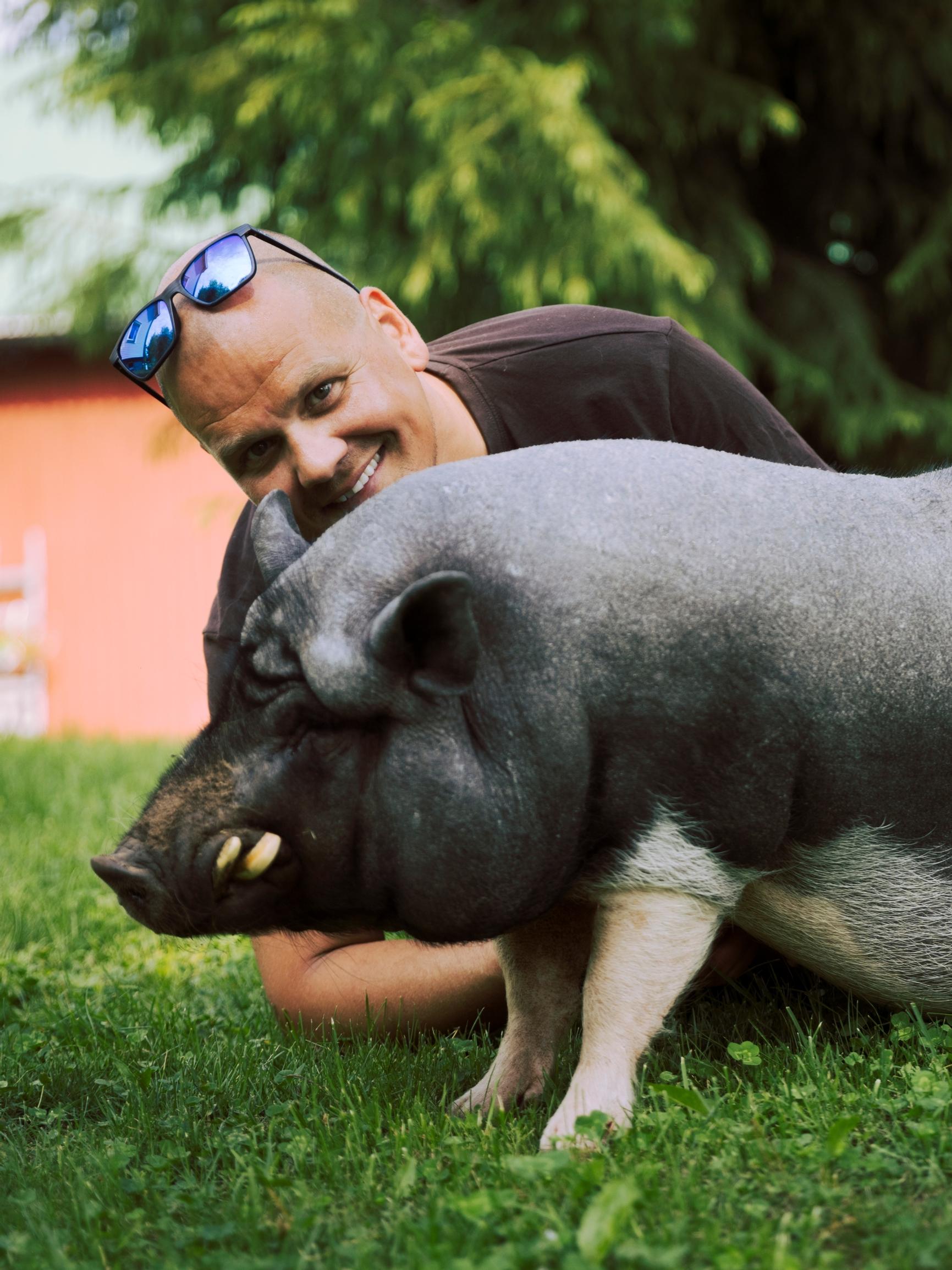 Finnish police officer has 70 pets from cows and pigs to reindeer: “Everyone gets to live a good life in their own way”