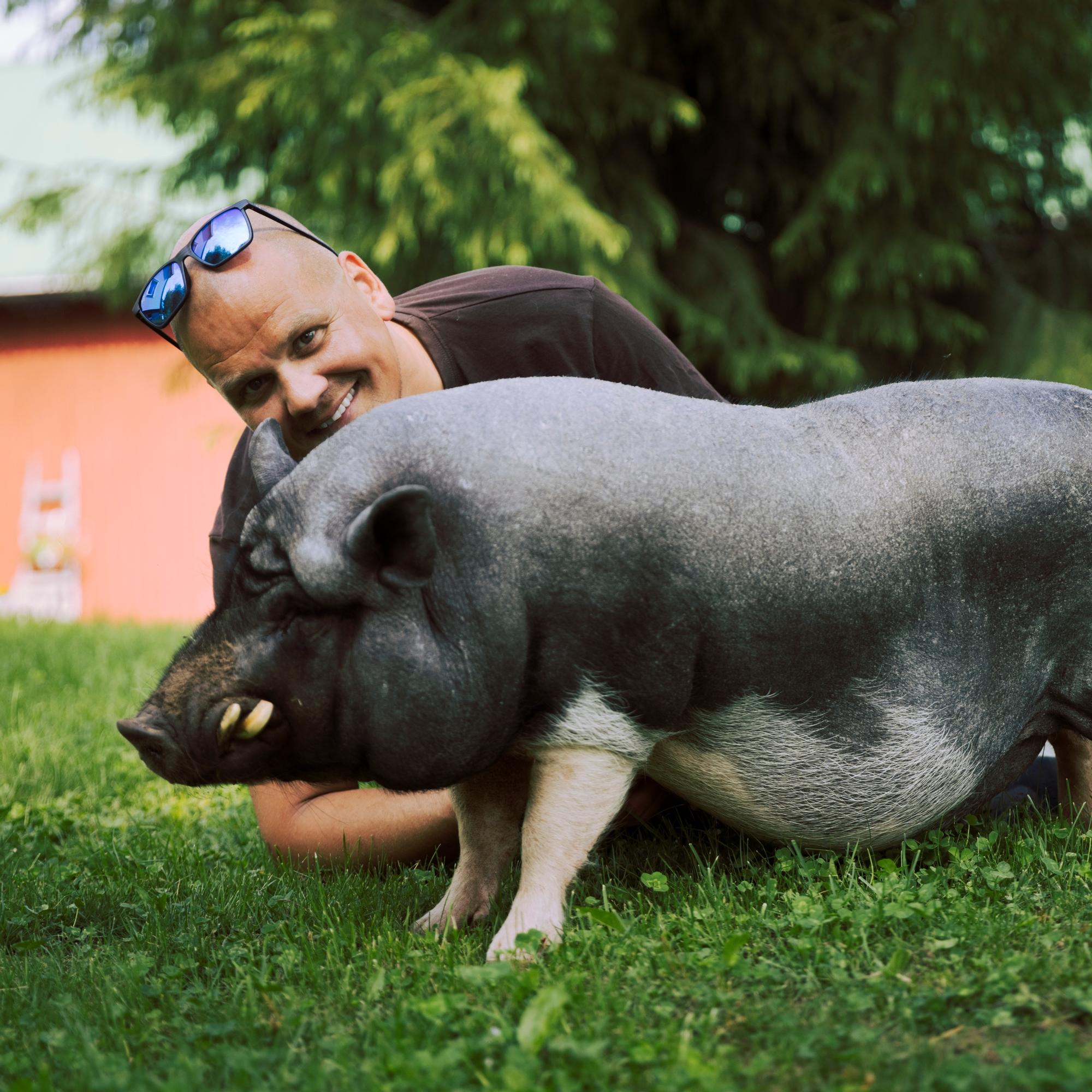 Finnish police officer has 70 pets from cows and pigs to reindeer: “Everyone gets to live a good life in their own way”