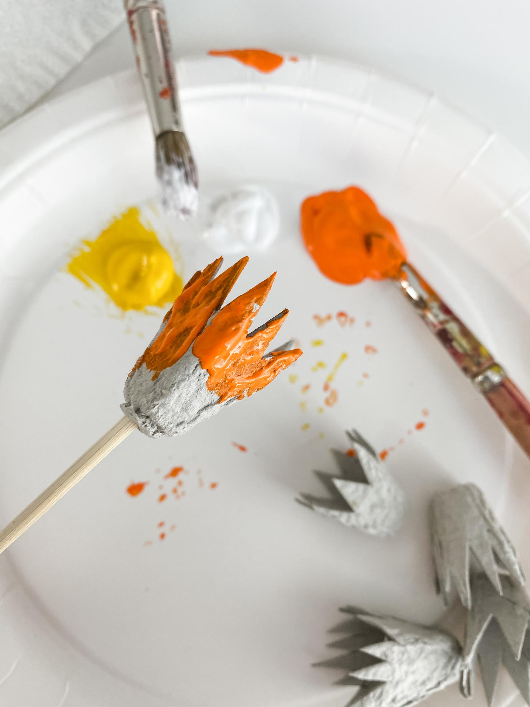 How to make paper daffodils: Painted egg carton sections