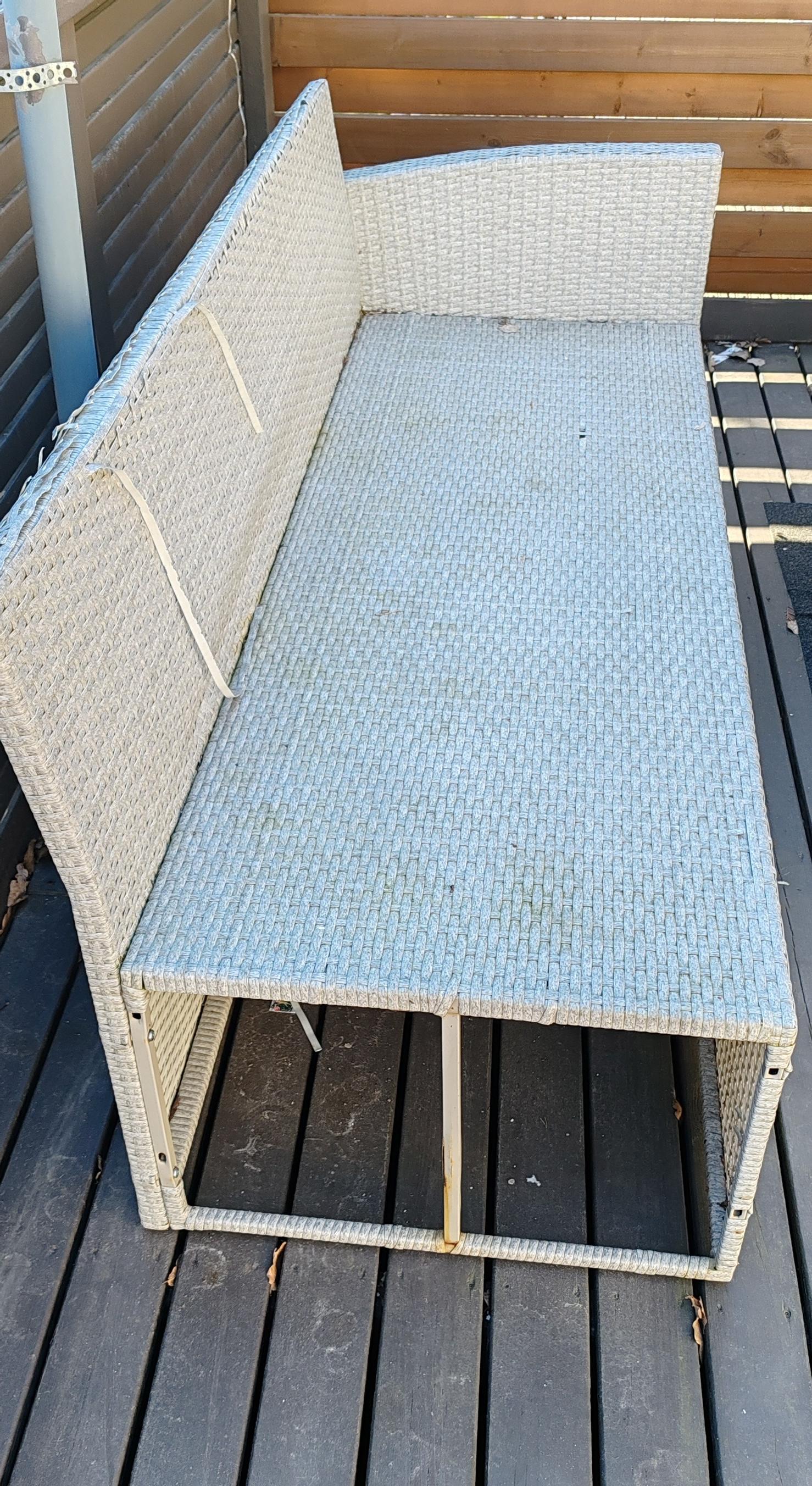 Polyrattan sofa before the makeover