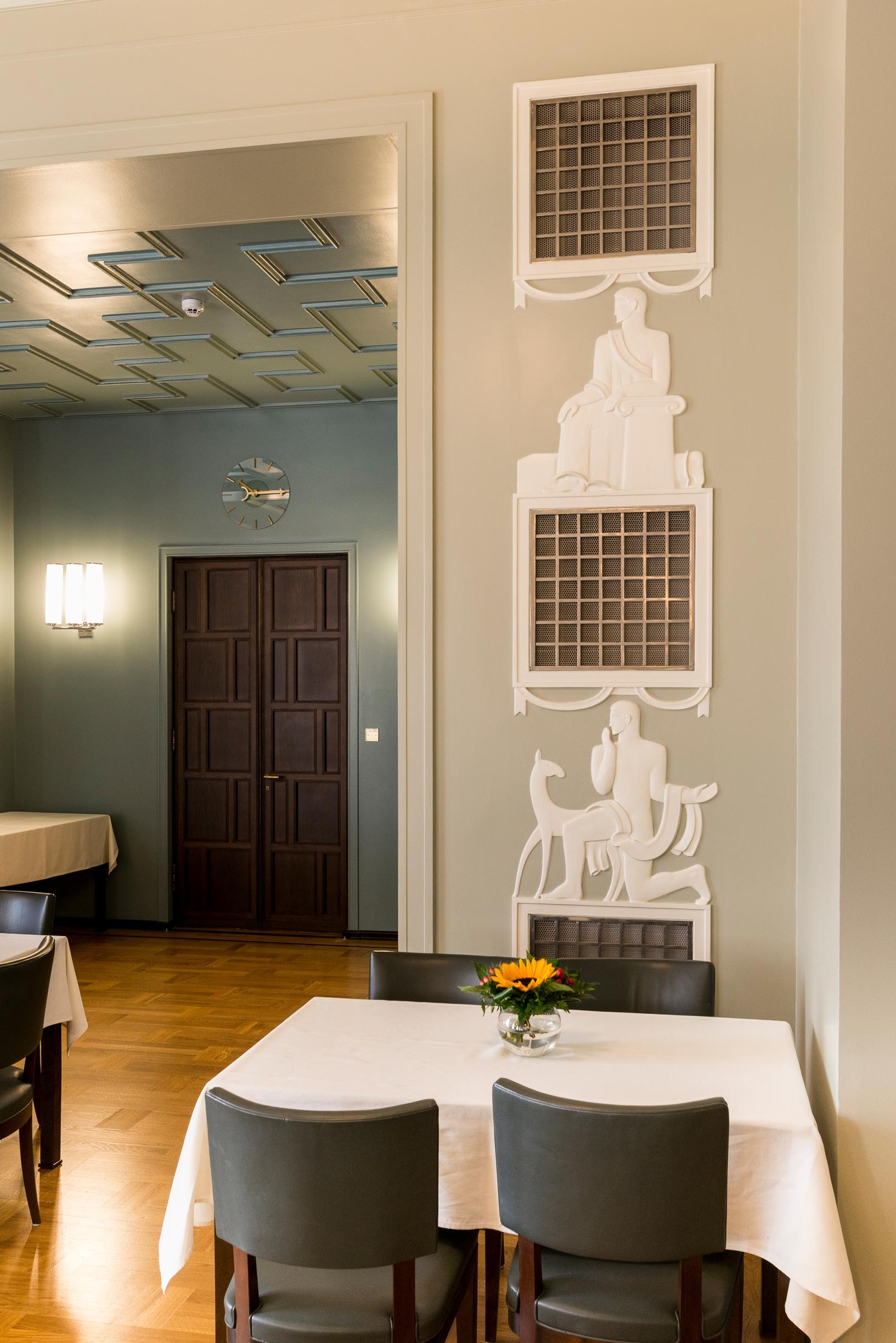 Ventilation ducts integrated with Gunnar Finne’s reliefs in the Parliament Building’s restaurant hall