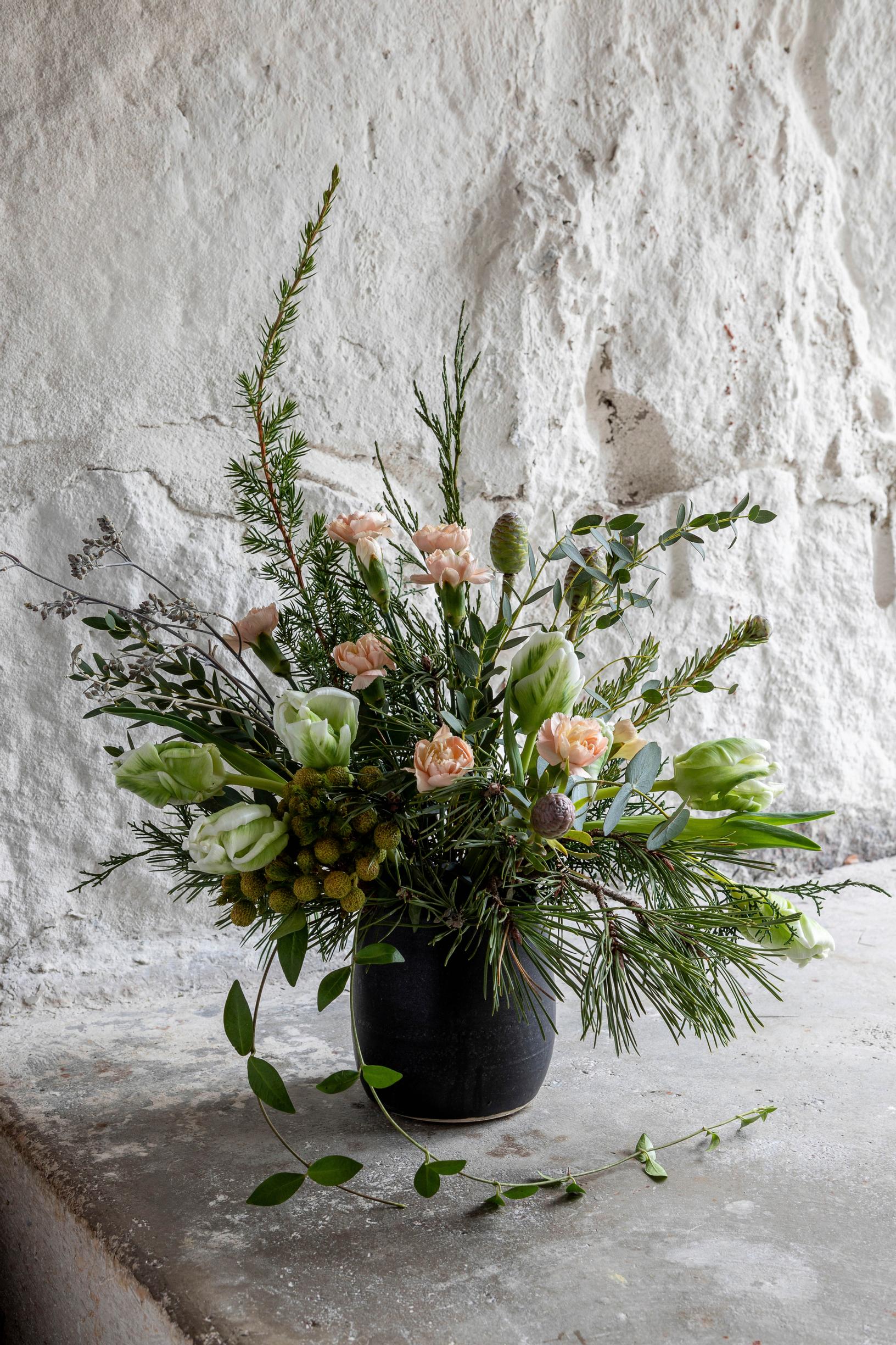 tulip facts: christmas-themed tulip bouquet