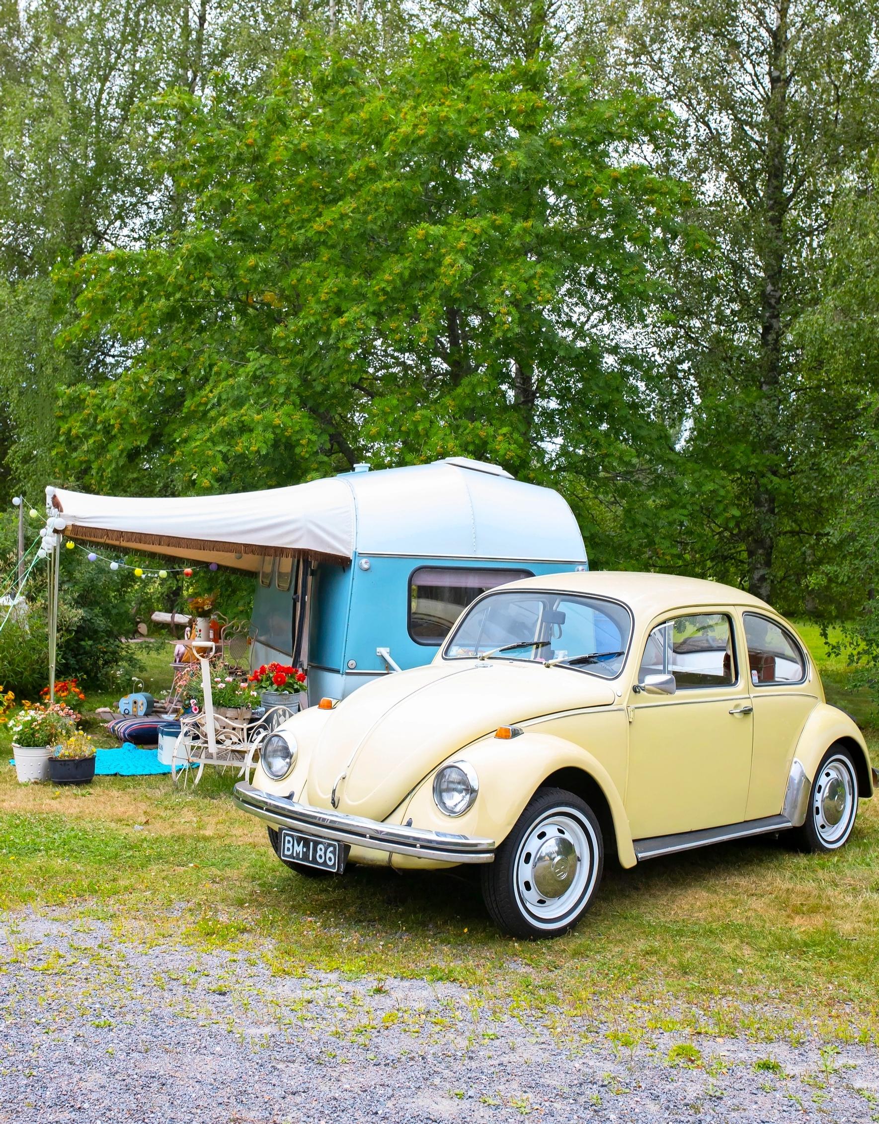 An old caravan and a Beetle car