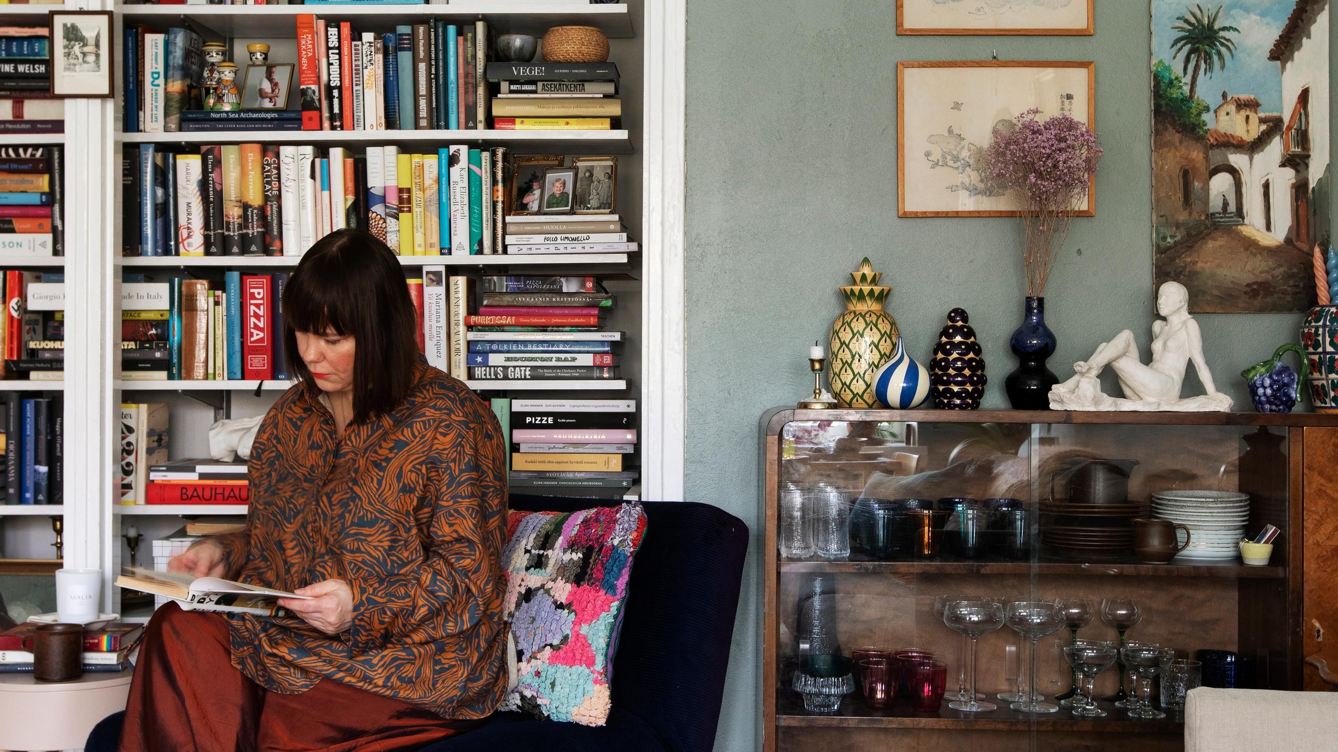 Valpuri's 1950s apartment looks just like grandma's: “Ryijy tapestries, carpets, and vintage clothes are my passion”