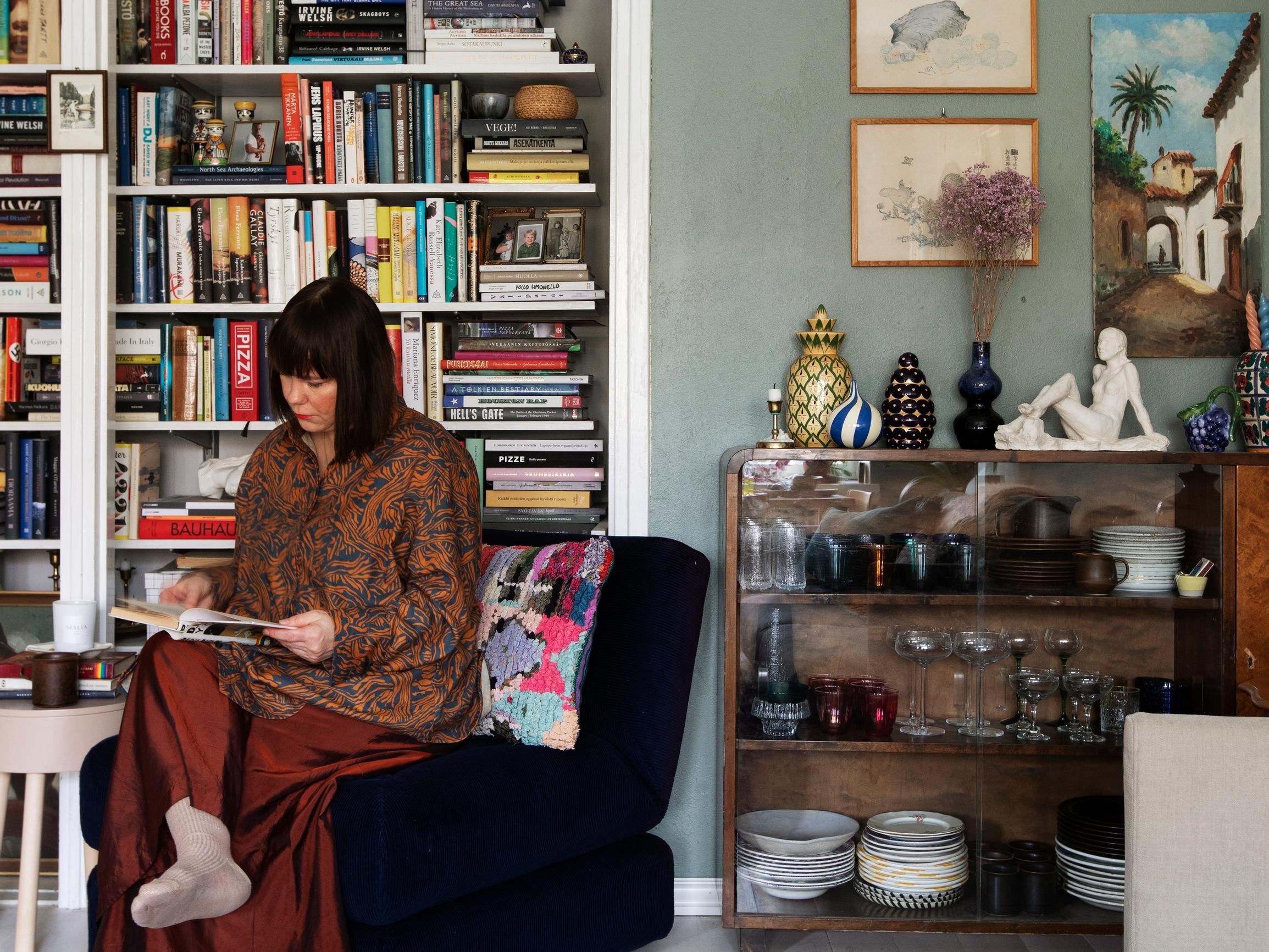 Valpuri's 1950s apartment looks just like grandma's: “Ryijy tapestries, carpets, and vintage clothes are my passion”