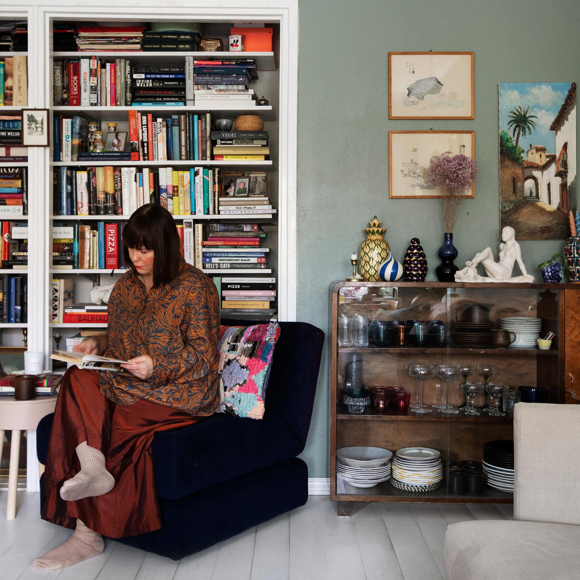 Valpuri's 1950s apartment looks just like grandma's: “Ryijy tapestries, carpets, and vintage clothes are my passion”