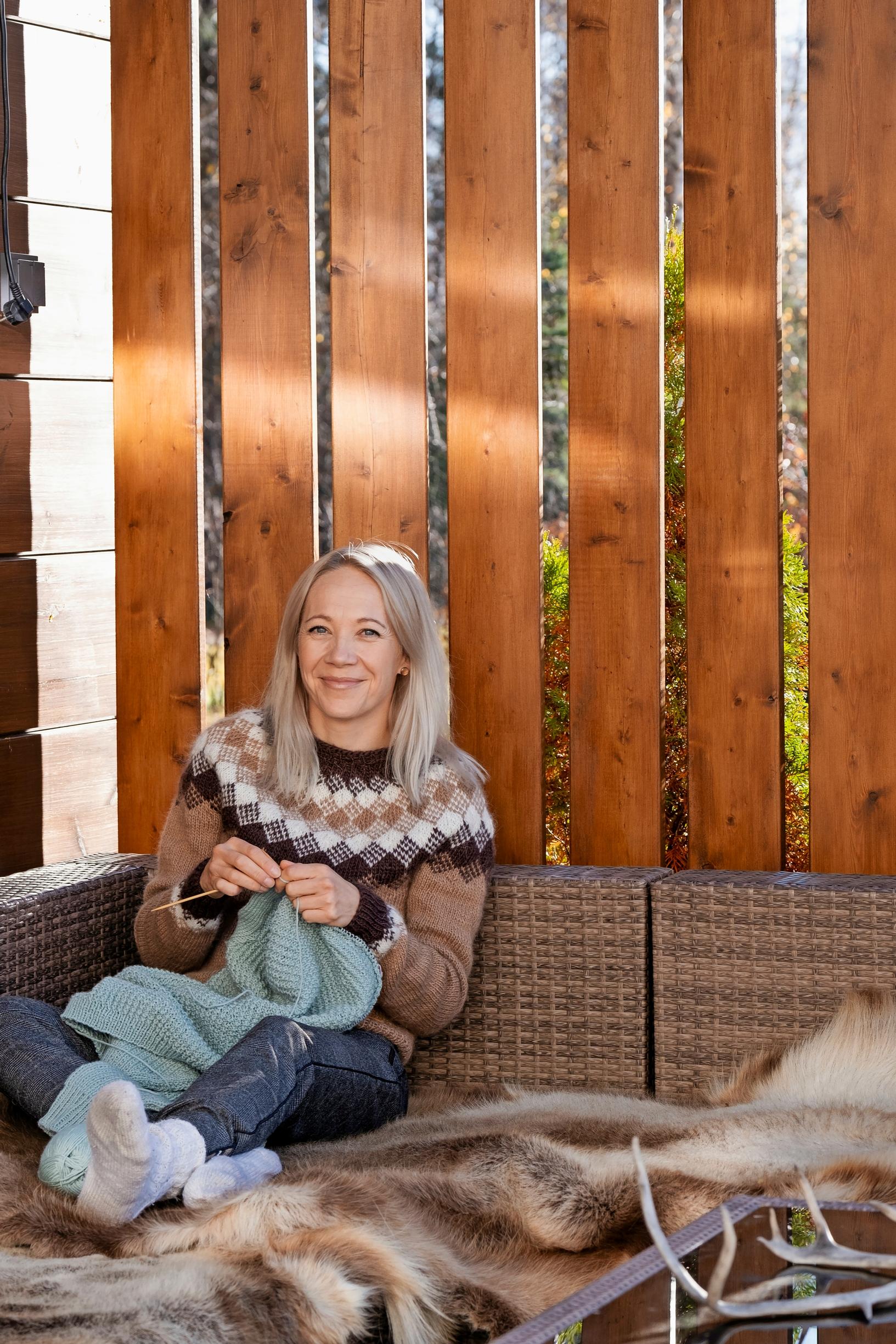 Kaisa Mäkäräinen knitting