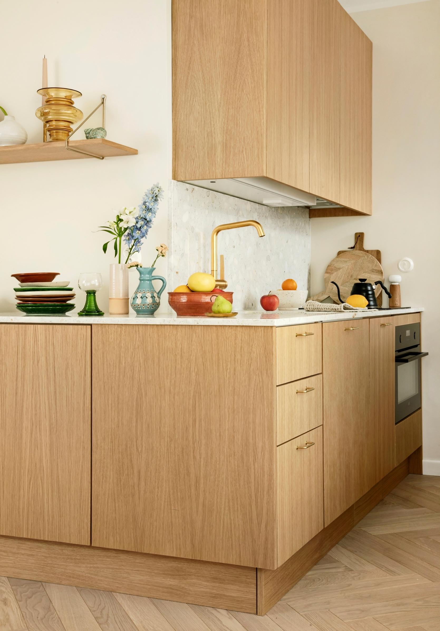 Kitchen cabinets with oak veneer.
