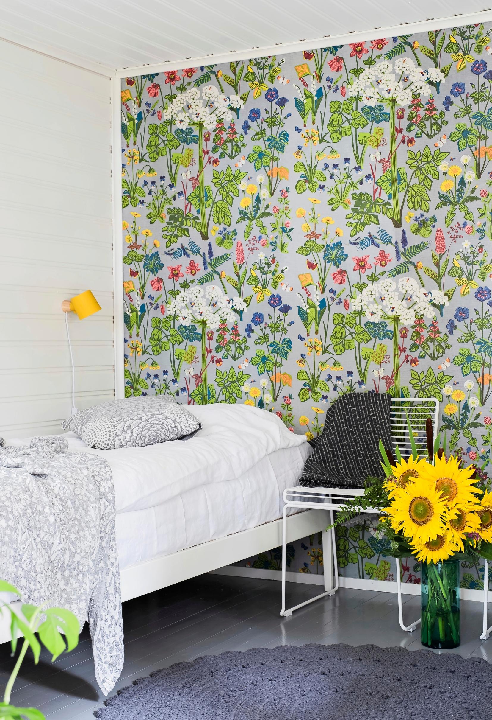 Boråstapeter’s Aurora design features a cheerful multicolored flower meadow
