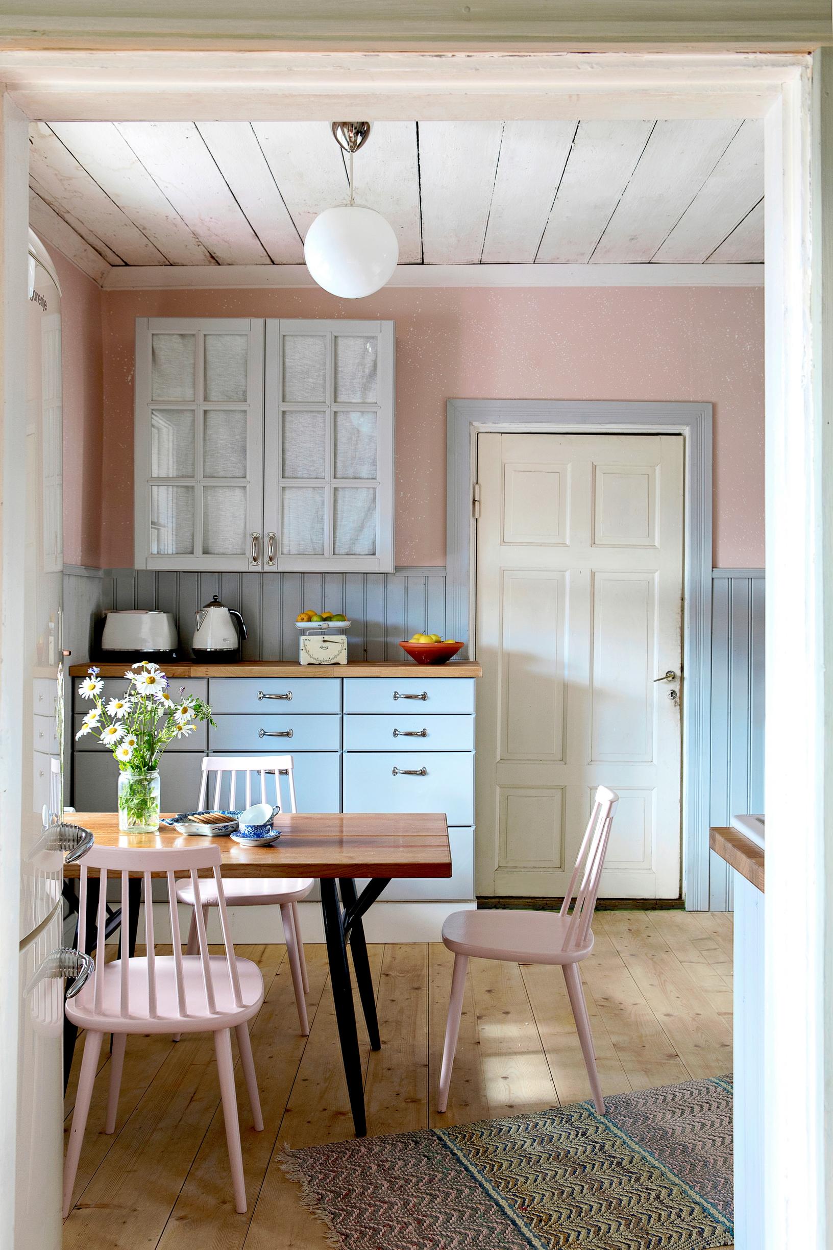 Pink and light gray in an 1800s house