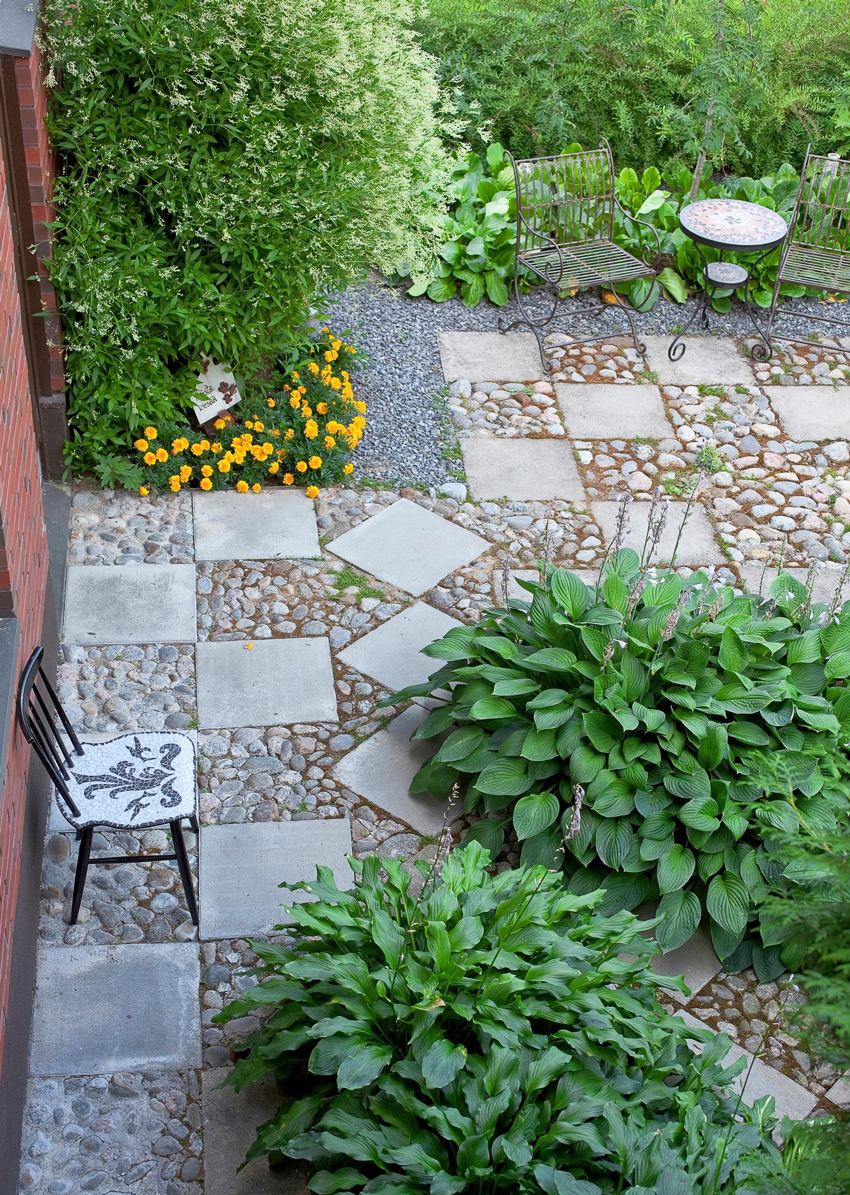 recycled garden decorations
