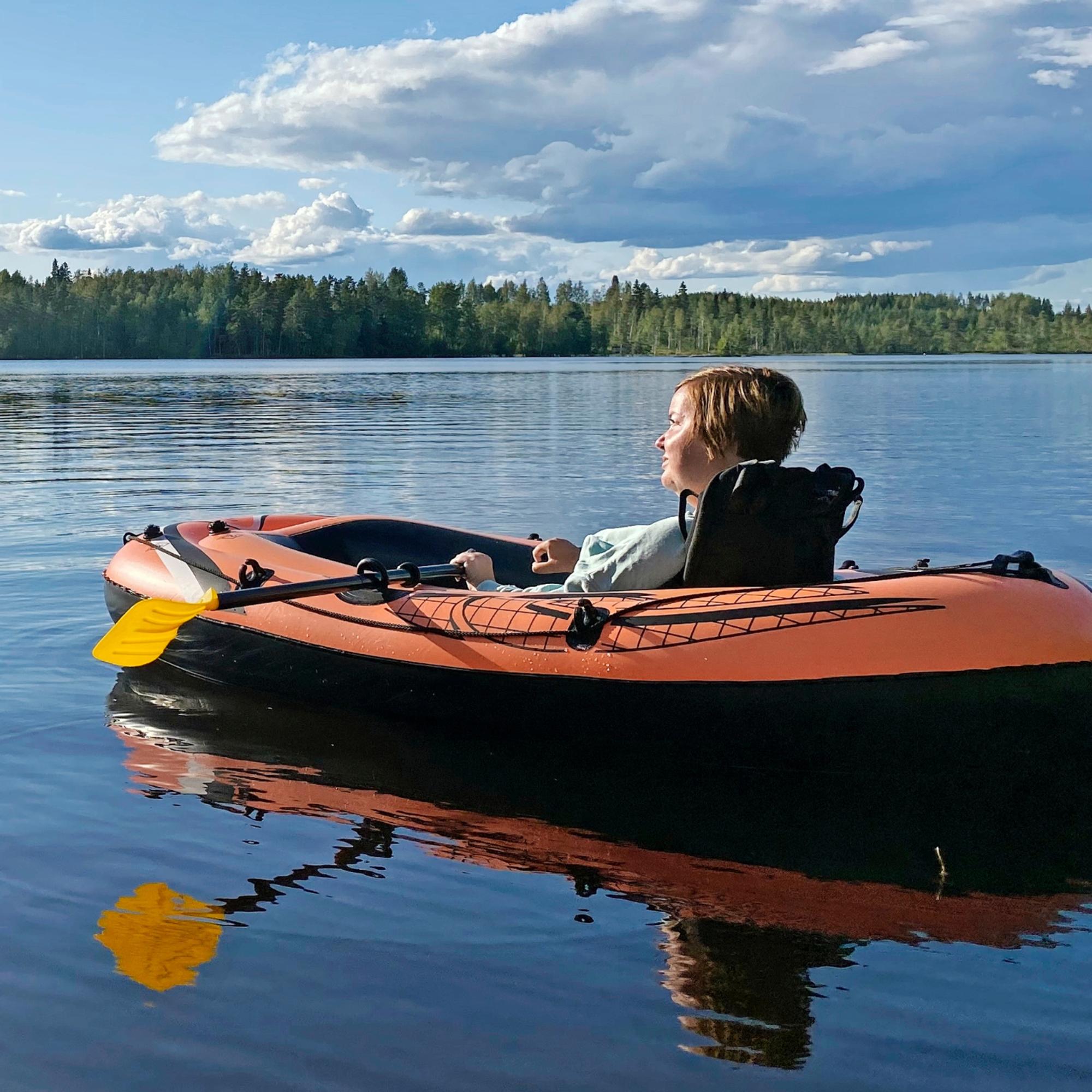 A rare muscle disease doesn’t stop Sanna’s cottage adventures: “When the weather allows, I float on an inflatable boat in the lake”