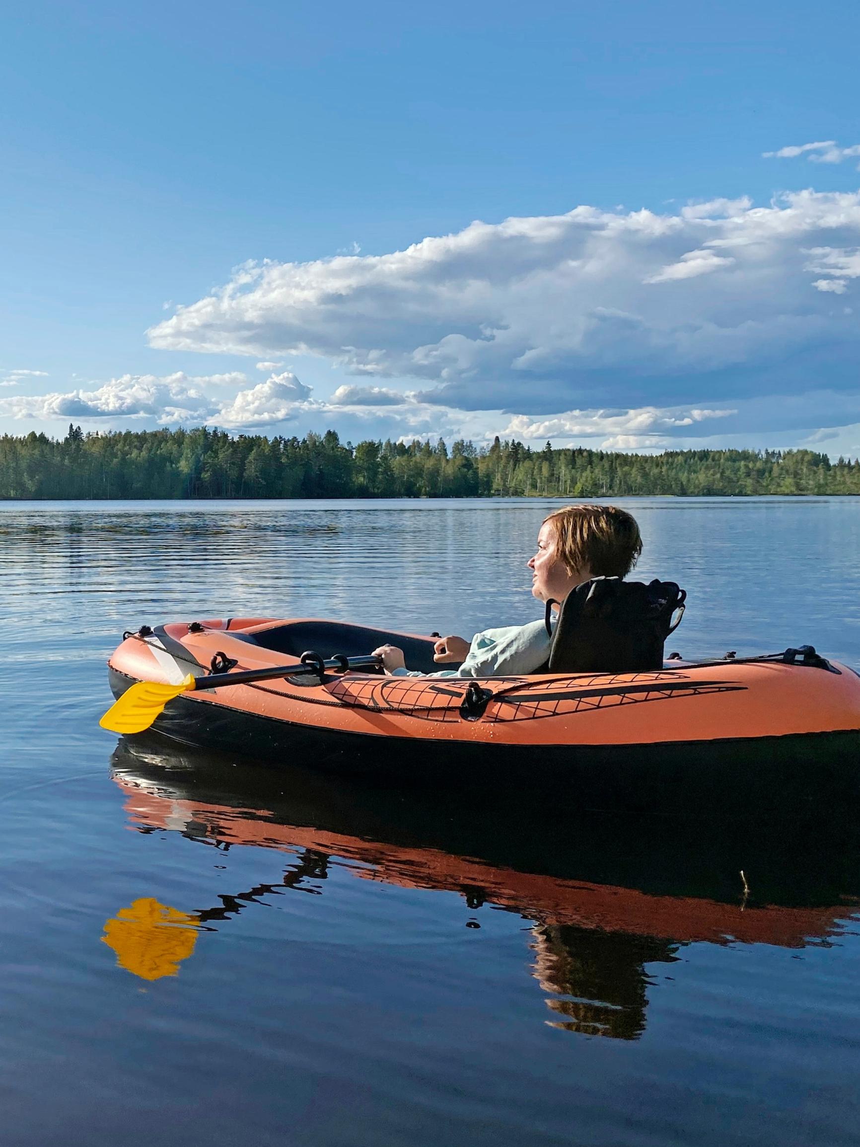 A rare muscle disease doesn’t stop Sanna’s cottage adventures: “When the weather allows, I float on an inflatable boat in the lake”