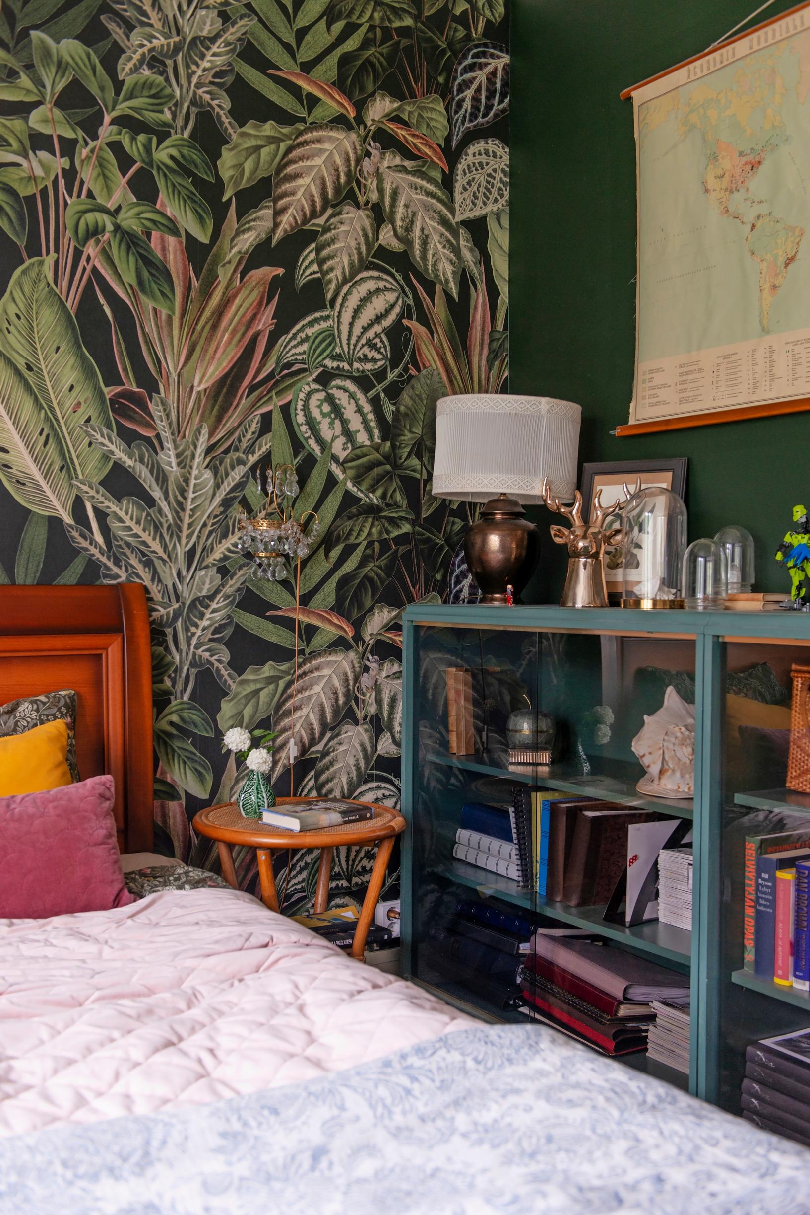 jungle wallpaper on the bedroom wall