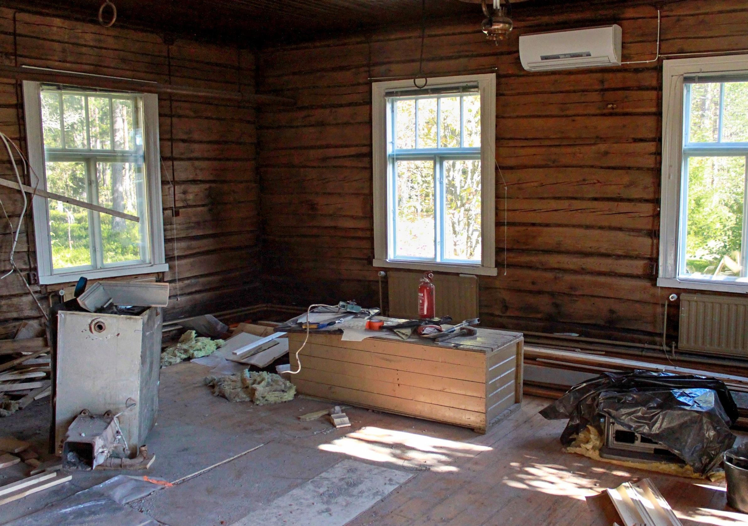 The main room before renovation