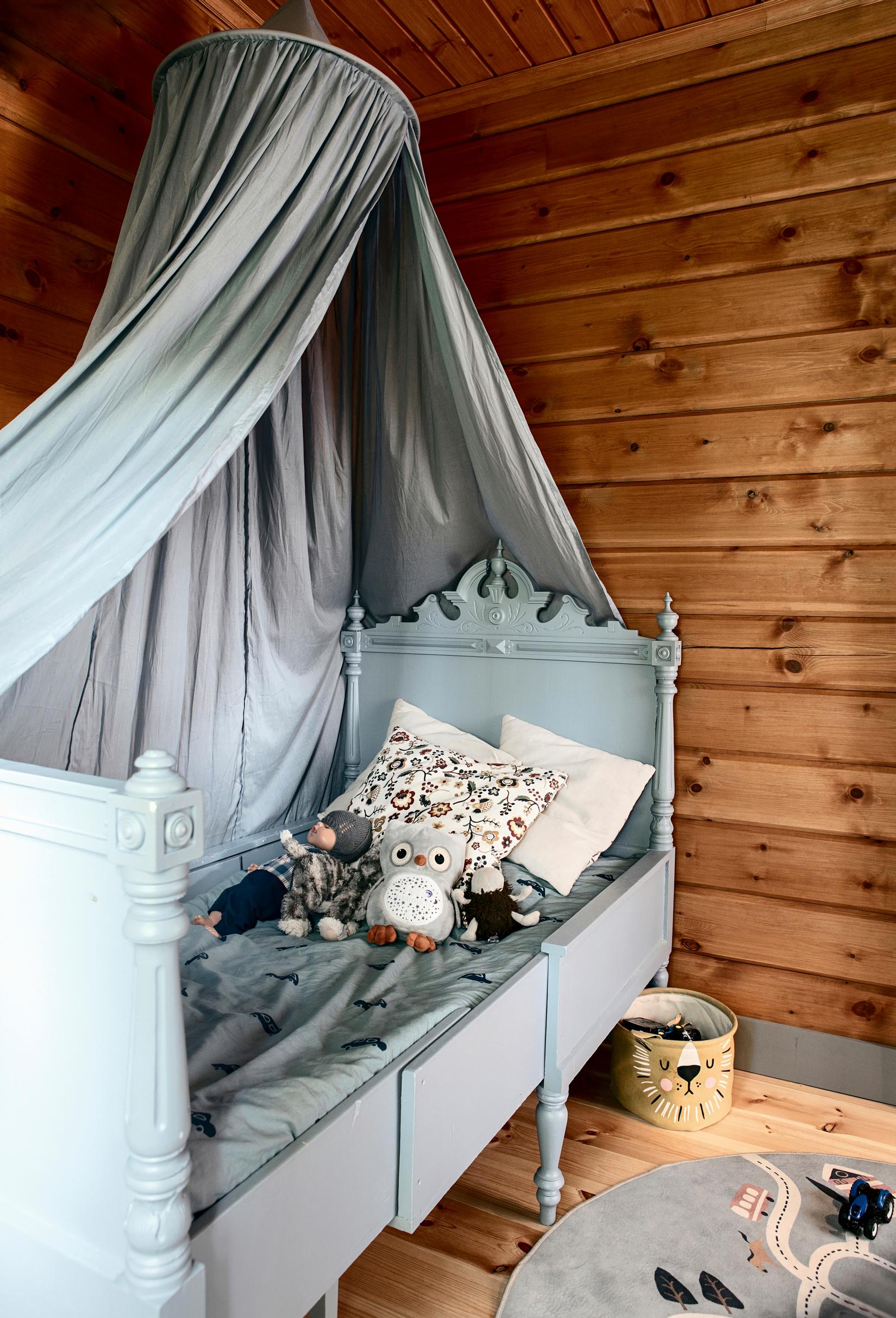 A charming neo-renaissance bed