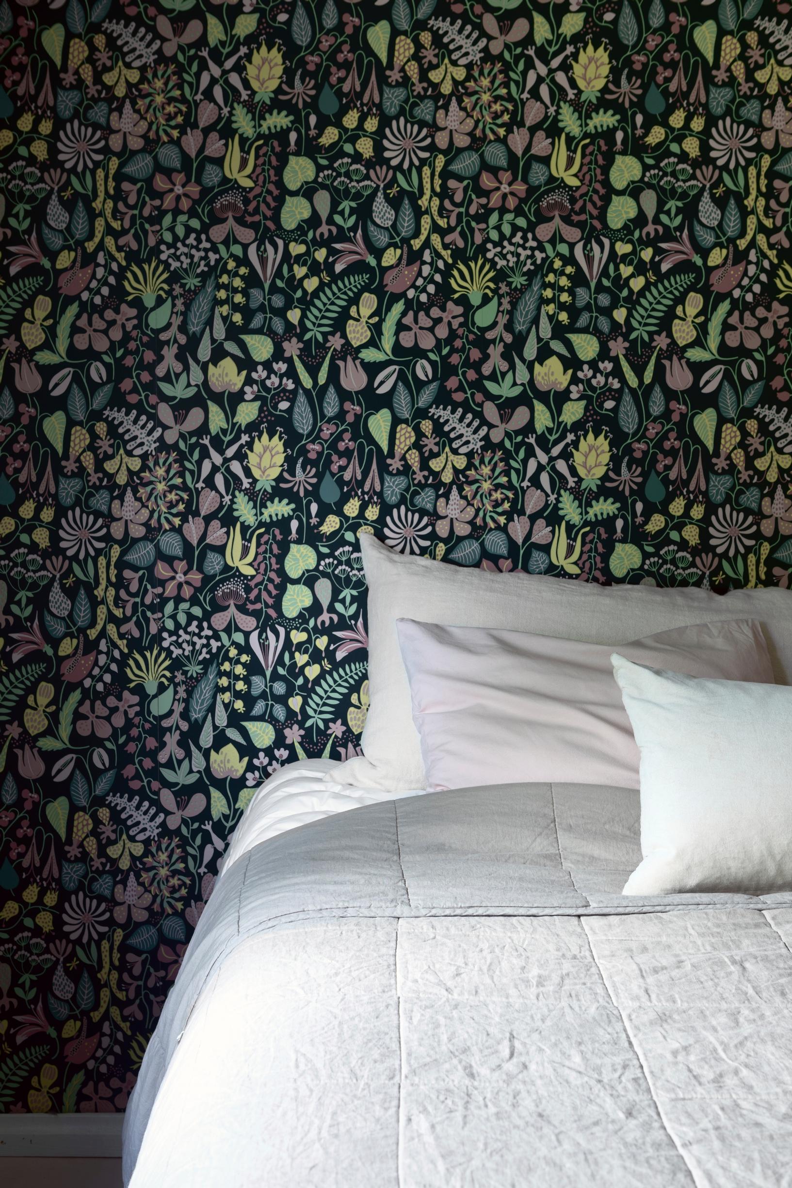 Boråstapeter’s Herbarium wallpaper in the bedroom