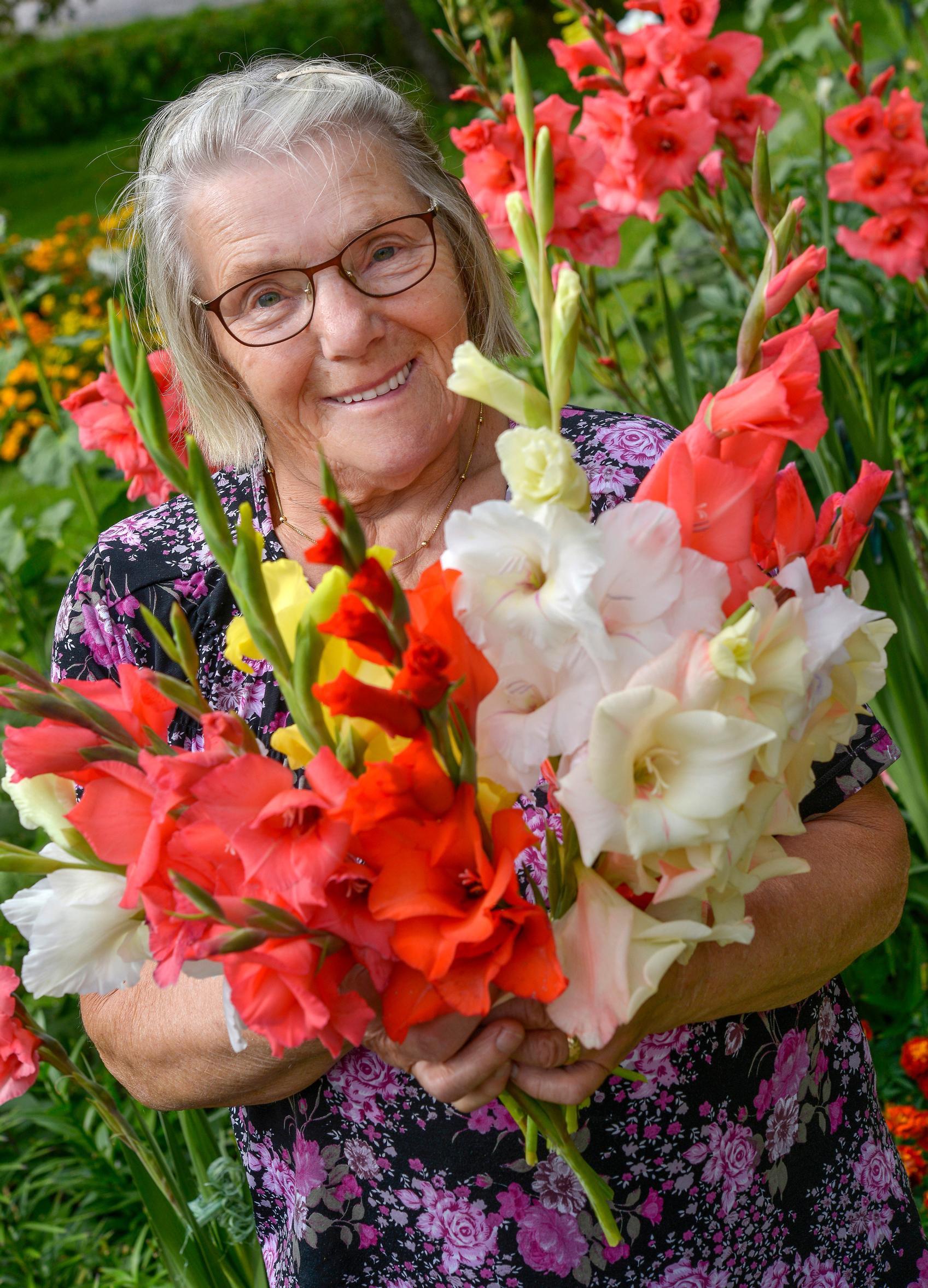 When harvesting bouquets, it’s best to cut the flower spikes above the leaves.