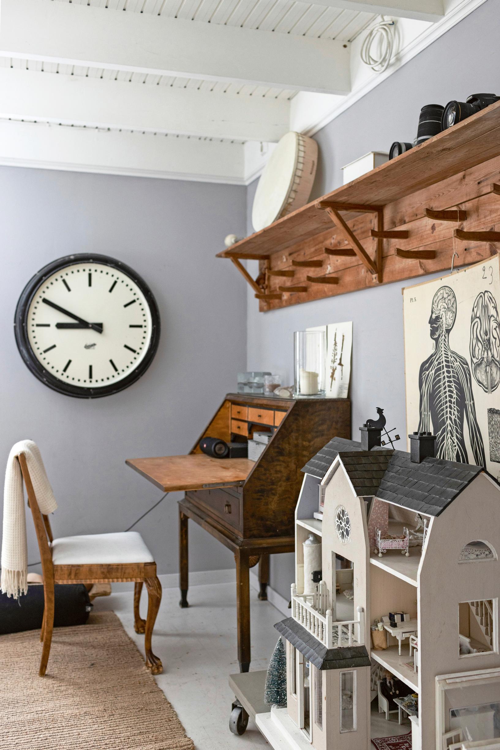 A desk and an old coat rack in the children’s room.