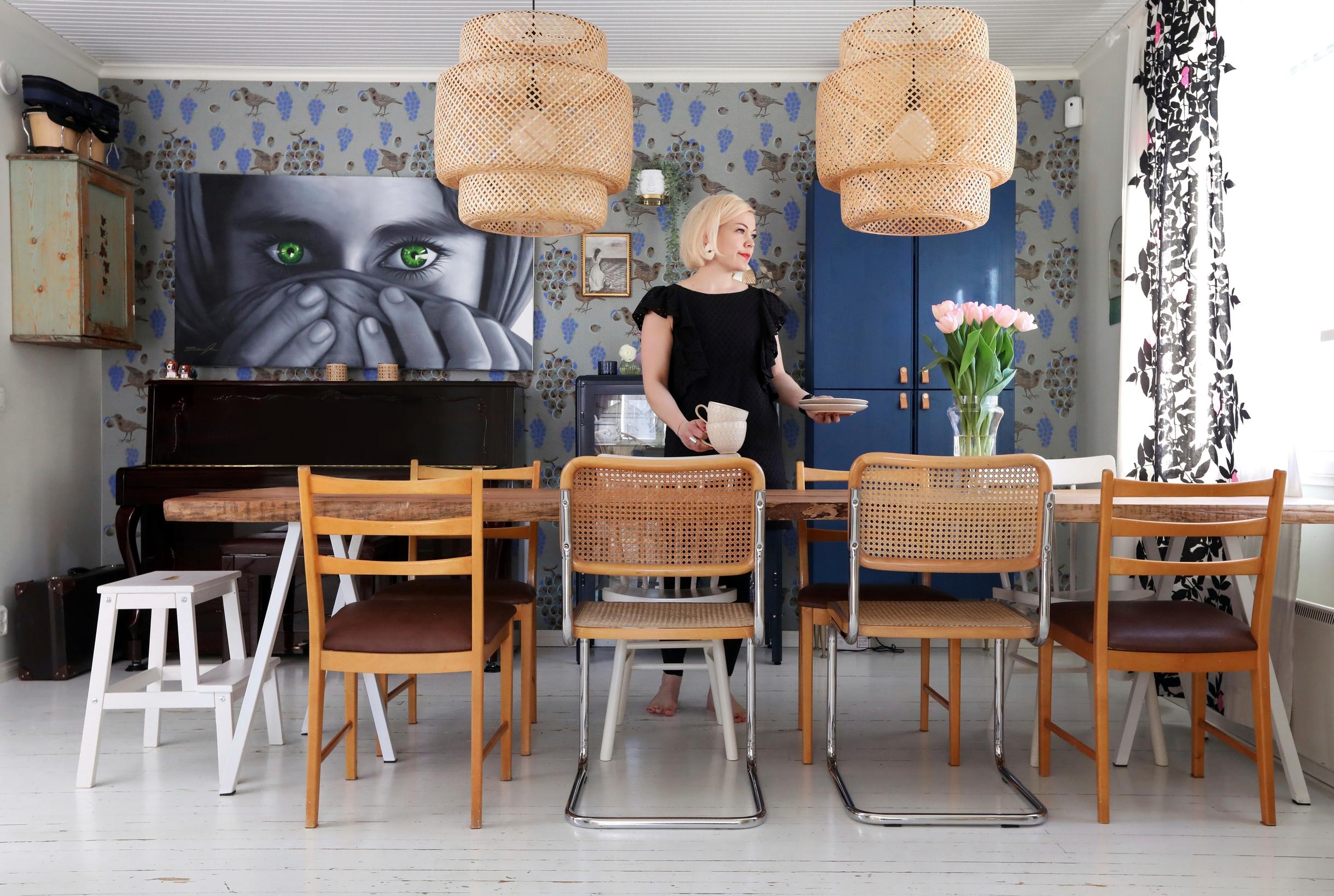 Mushka in the dining room, with the Ken kiuruista kaunein wallpaper by Pihlgren & Ritola in the background.