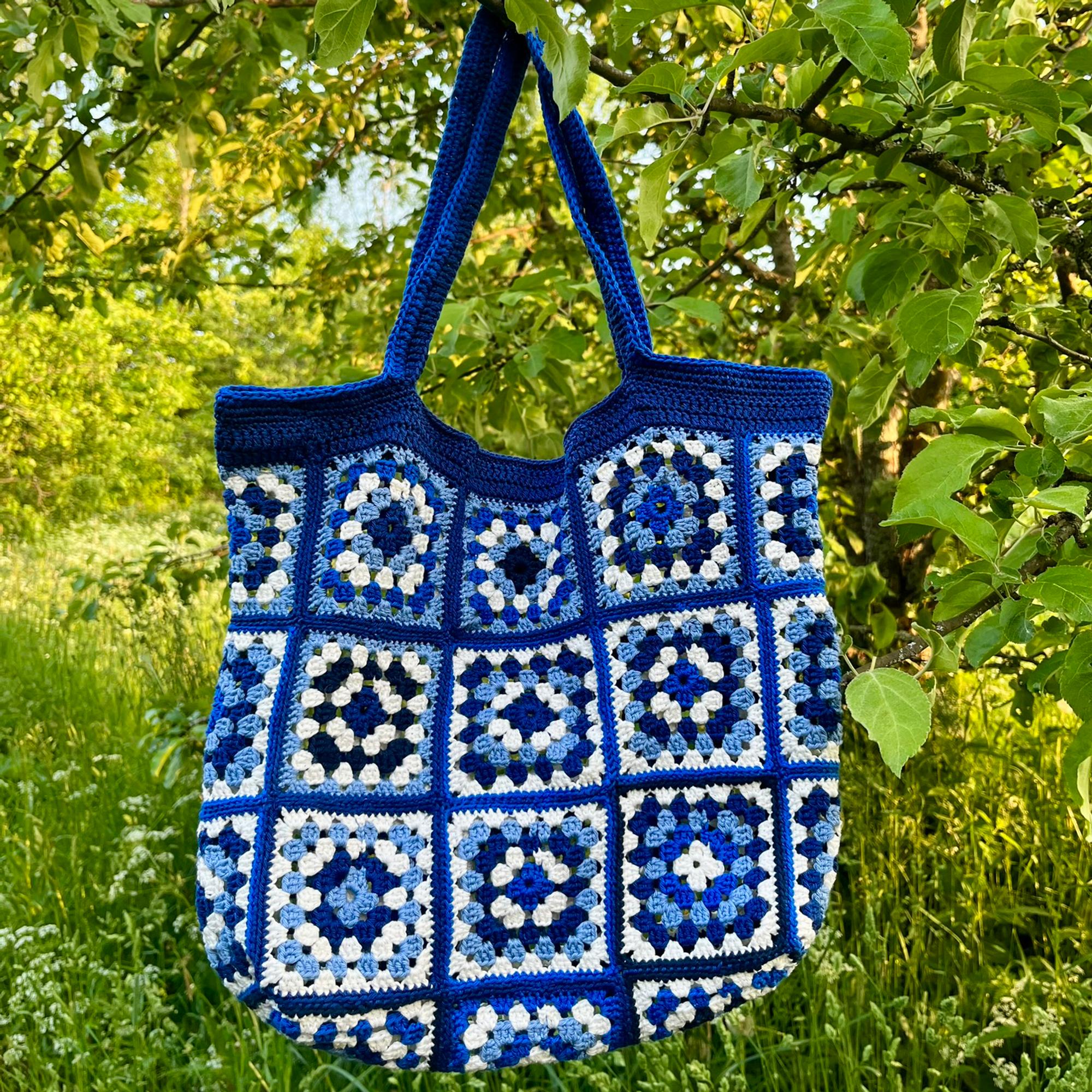 Crocheted bag from granny squares—you'll definitely love this summer tote