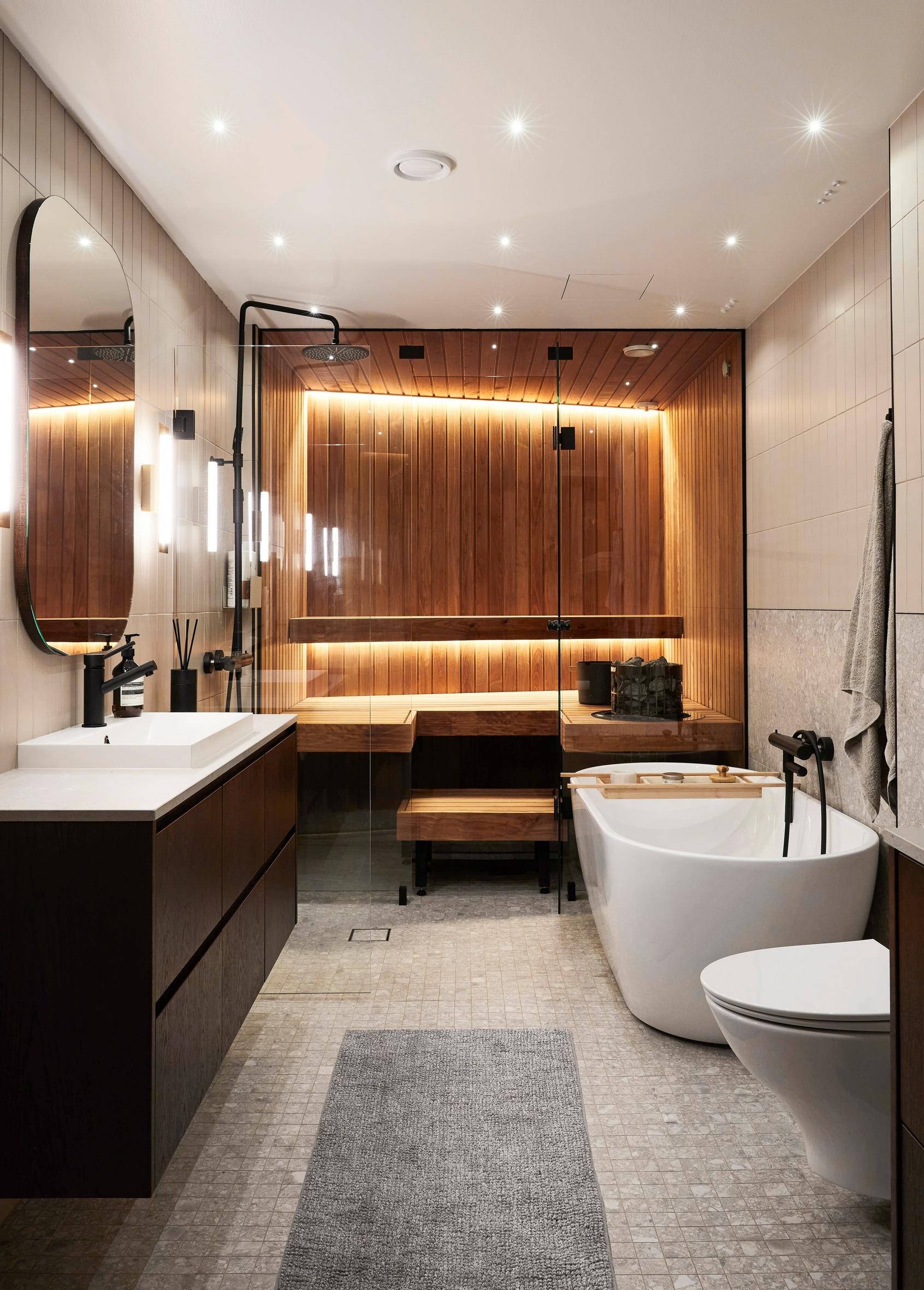 Bathtub and spacious sauna.
