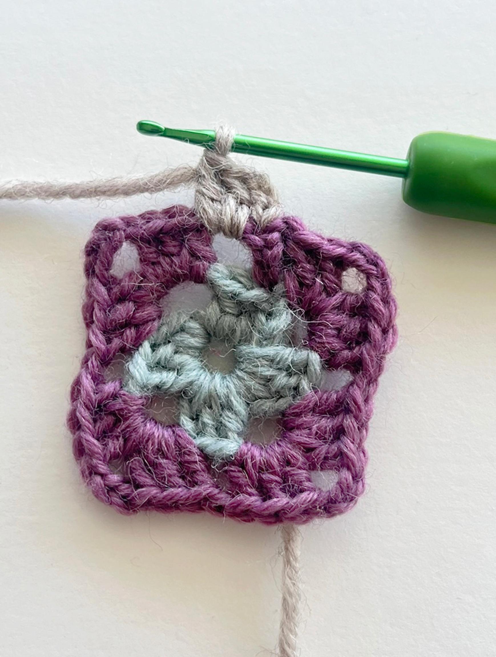 The beginning of the granny square’s third round