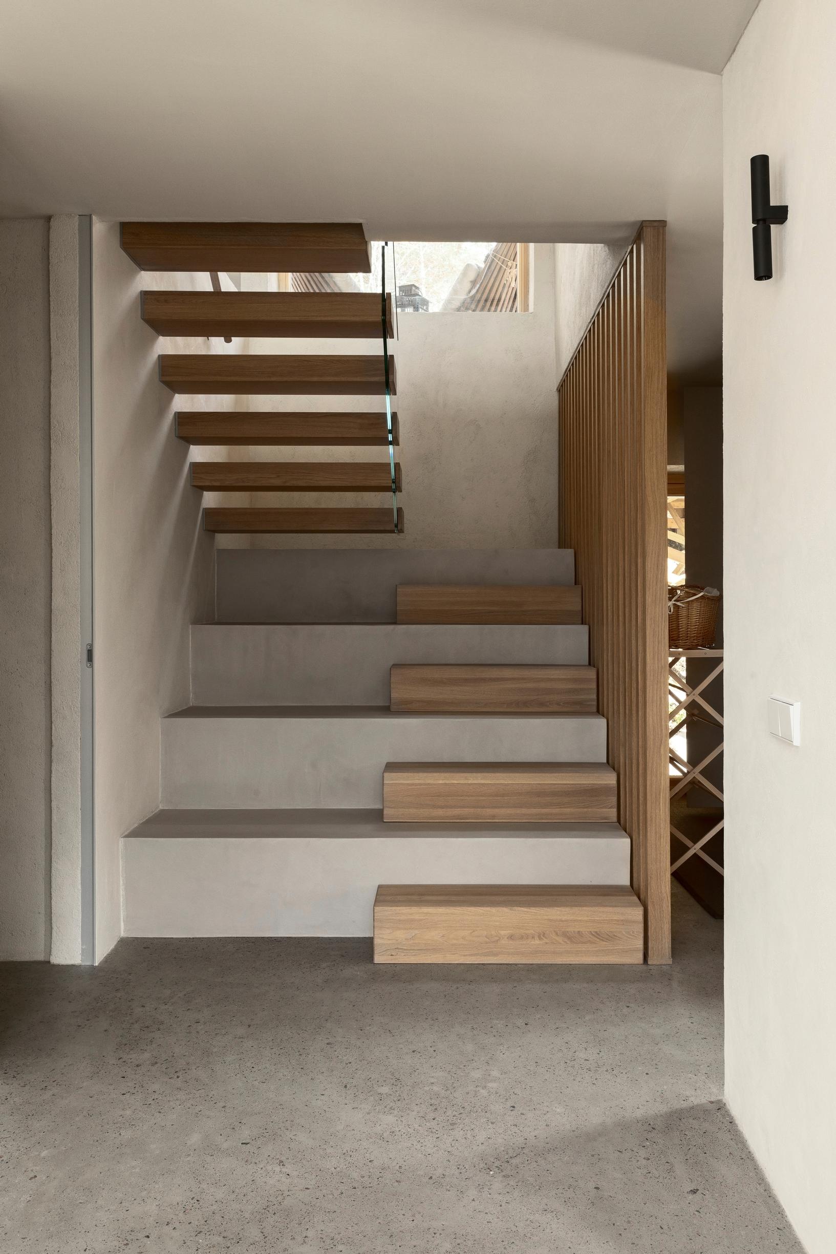 Sculptural stairs made of oak with decorative plaster finishes