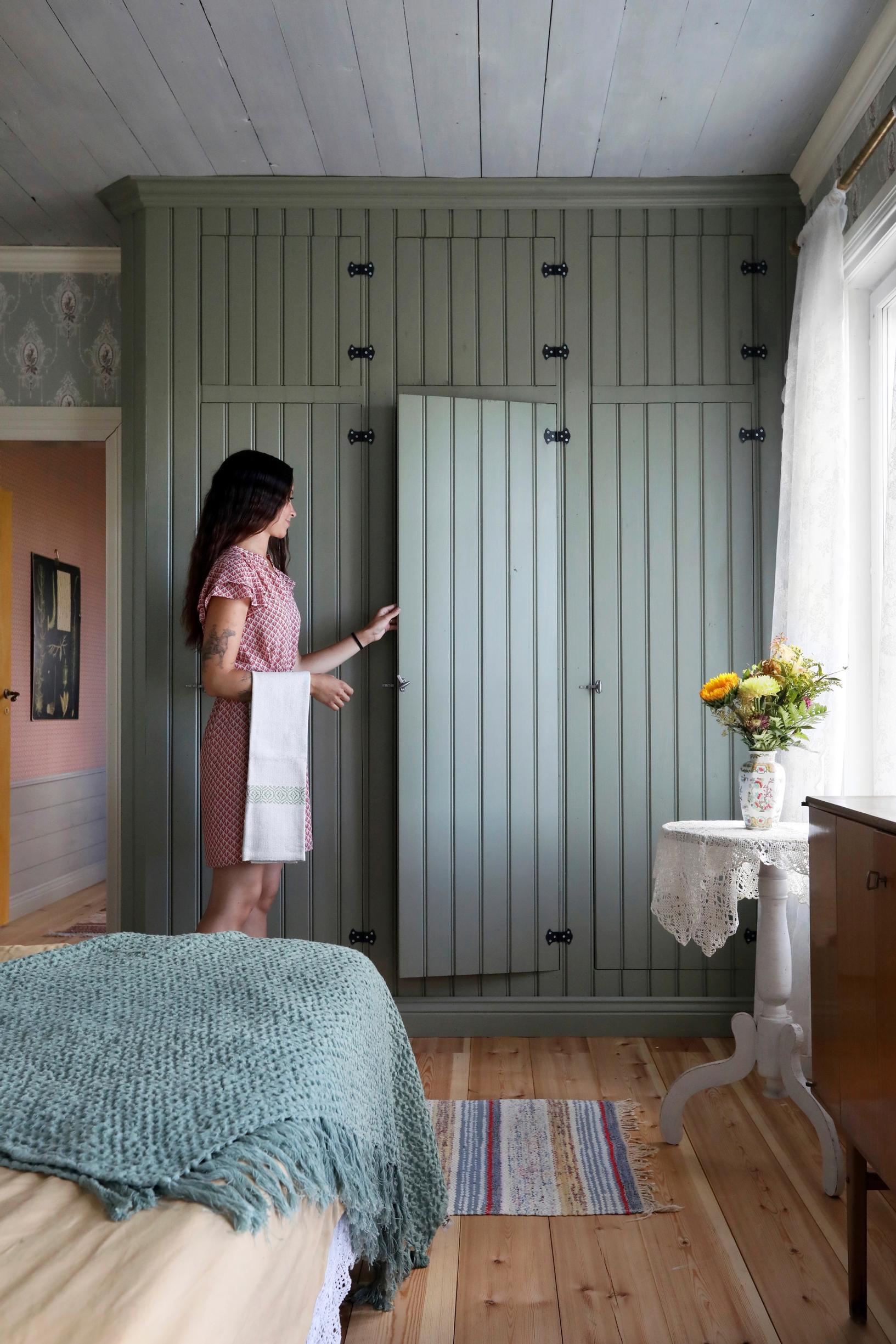 Sandra Nordling at the wardrobe