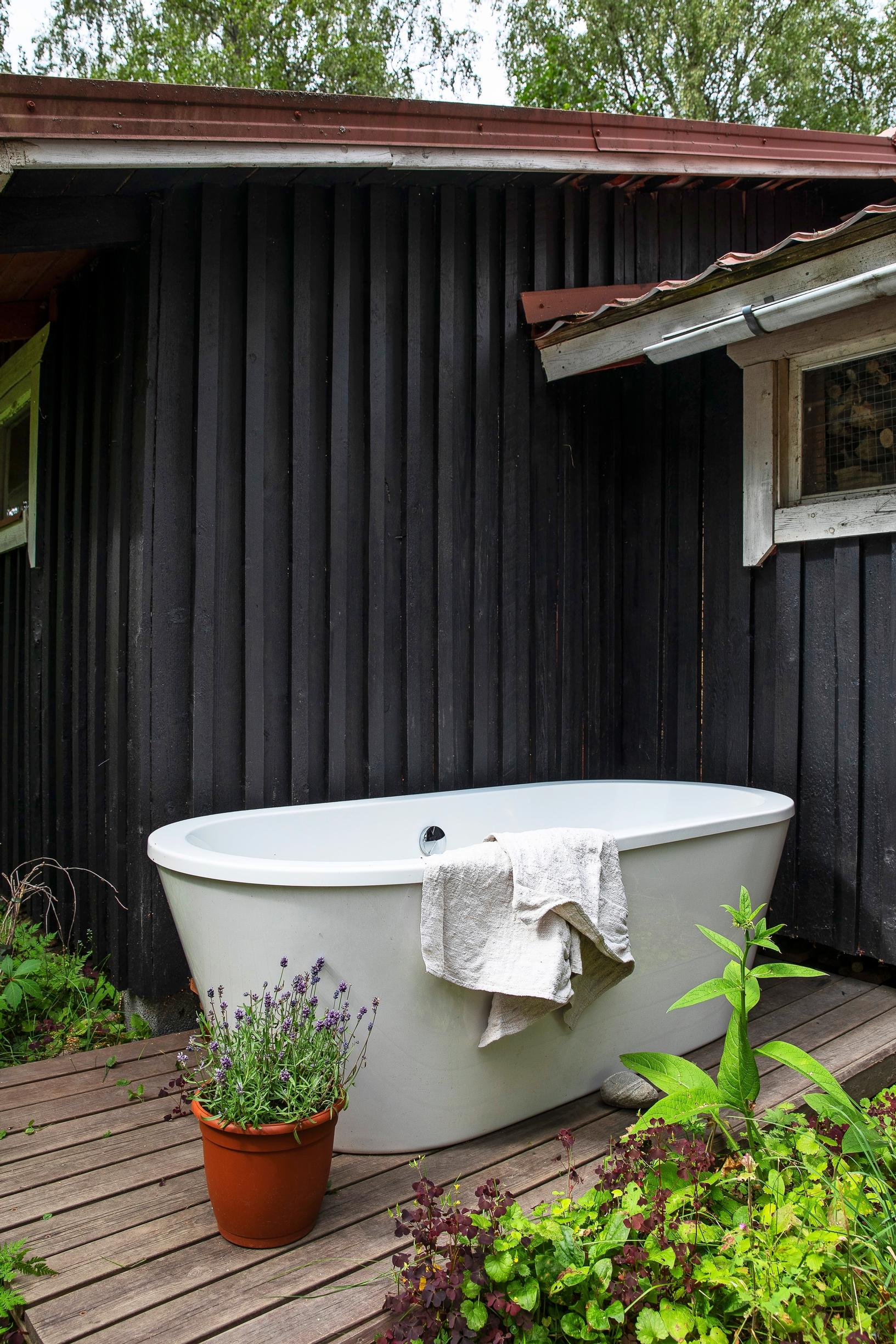Bathtub in the garden
