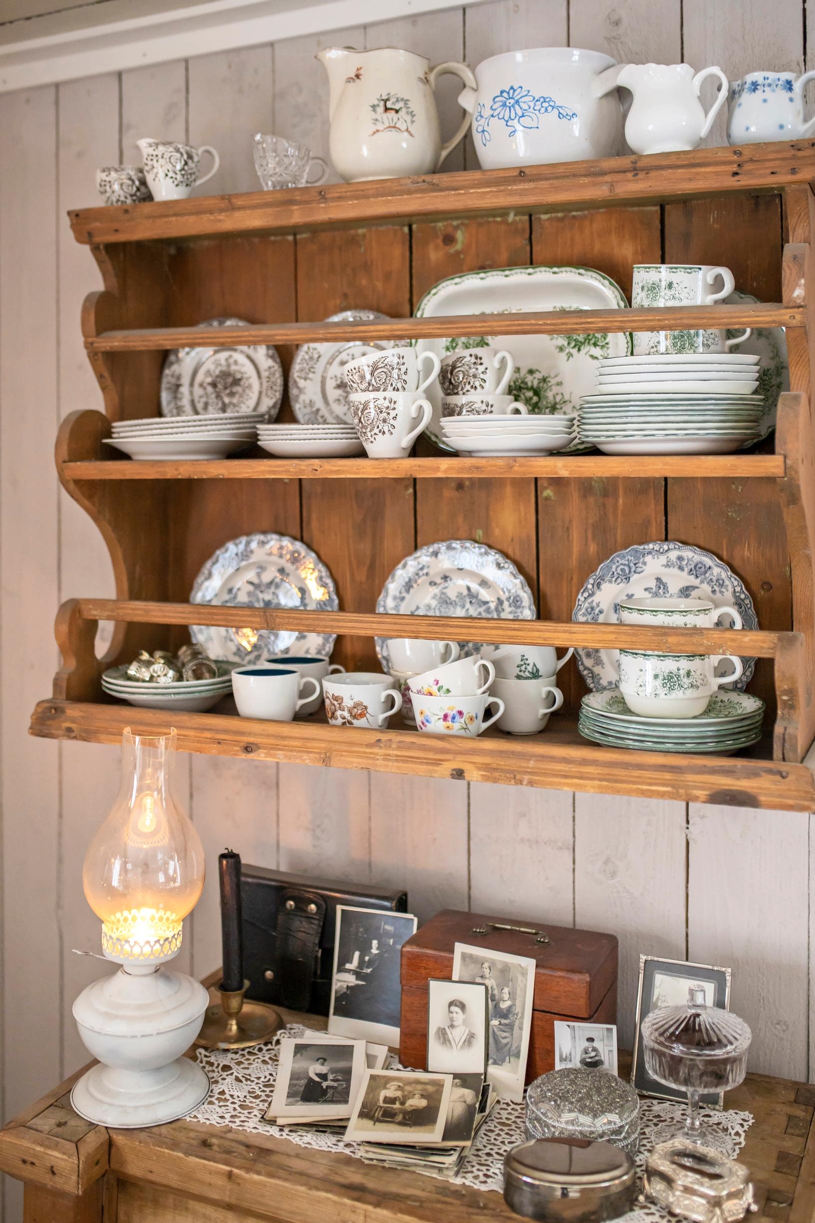 Plate rack in the main room