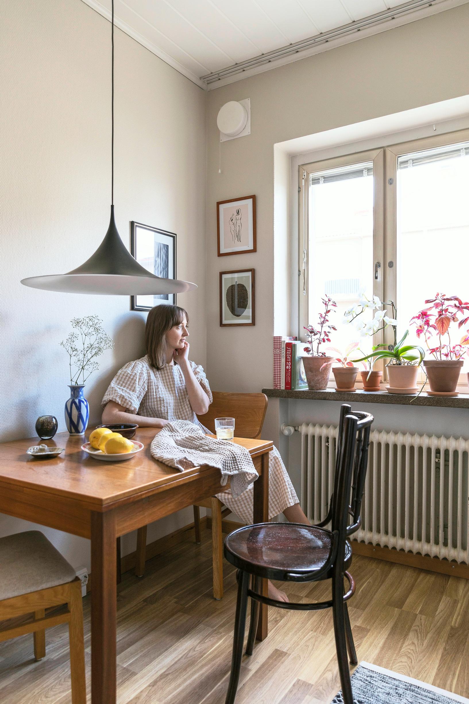The Semi lamp and Katarina in the kitchen