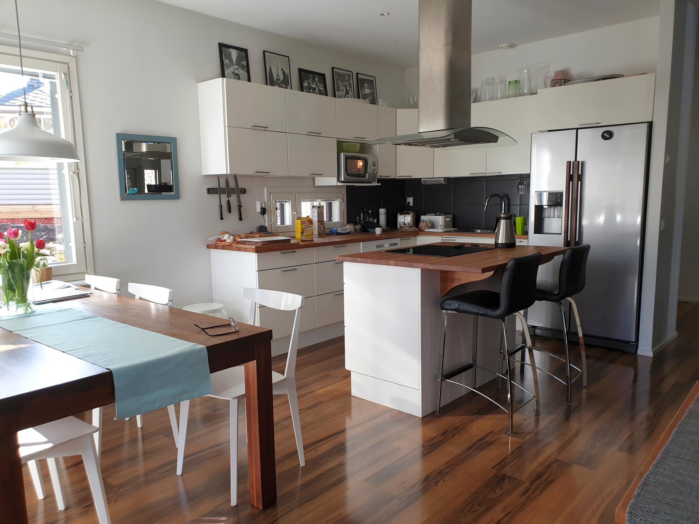 A four-person family’s kitchen before the renovation