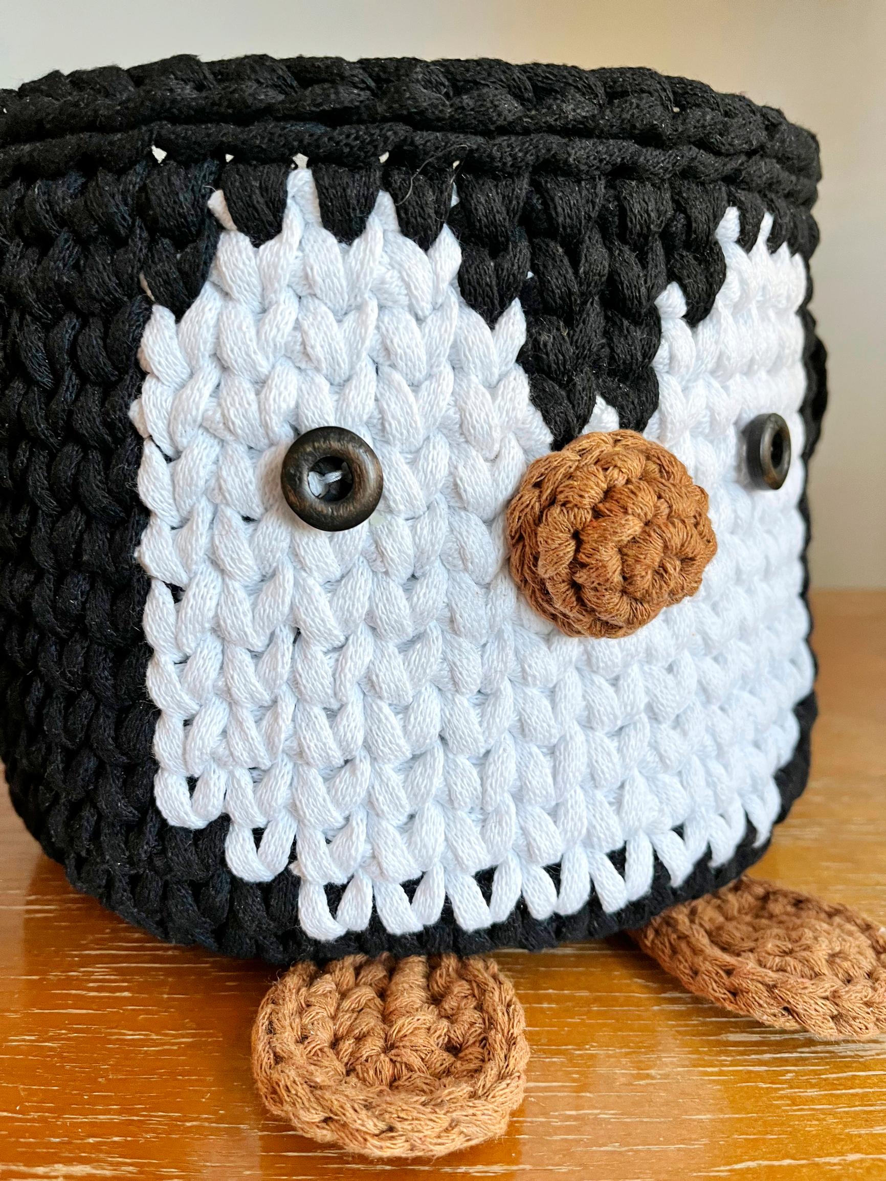 Penguin basket facial details.