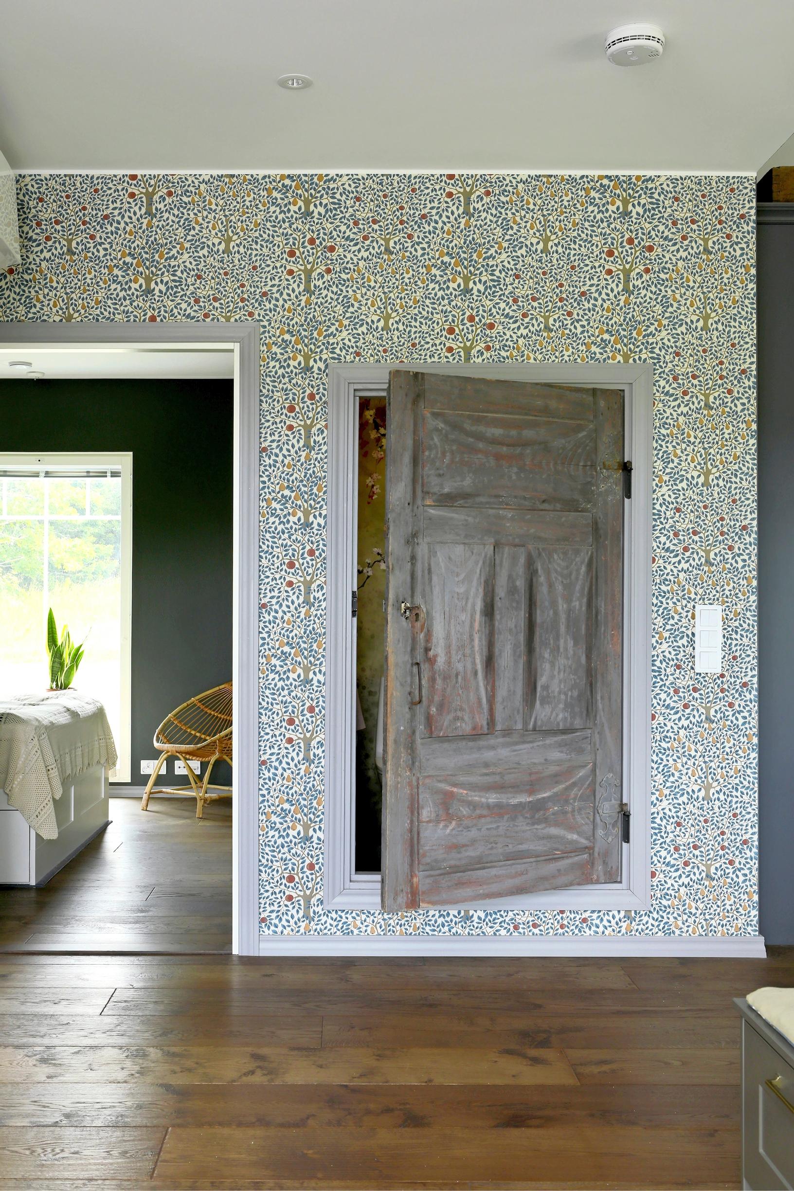 An old, short door used for the bathroom has been raised about 30 centimeters from the floor.