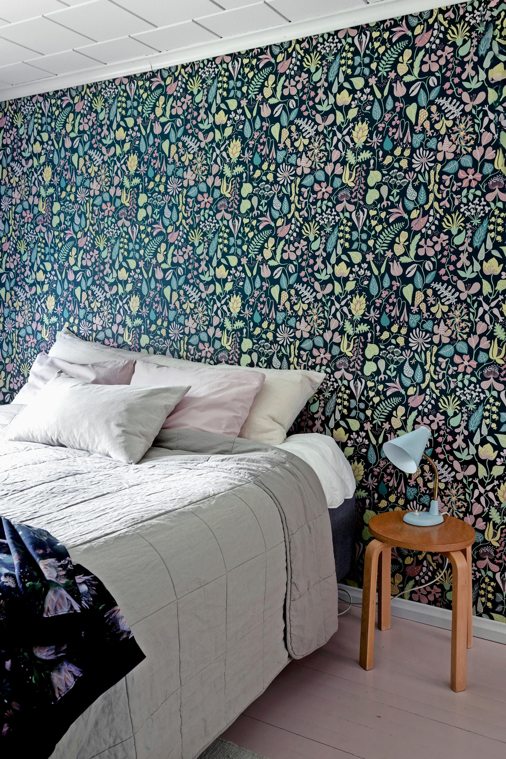 Boråstapeter’s Herbarium wallpaper in the bedroom
