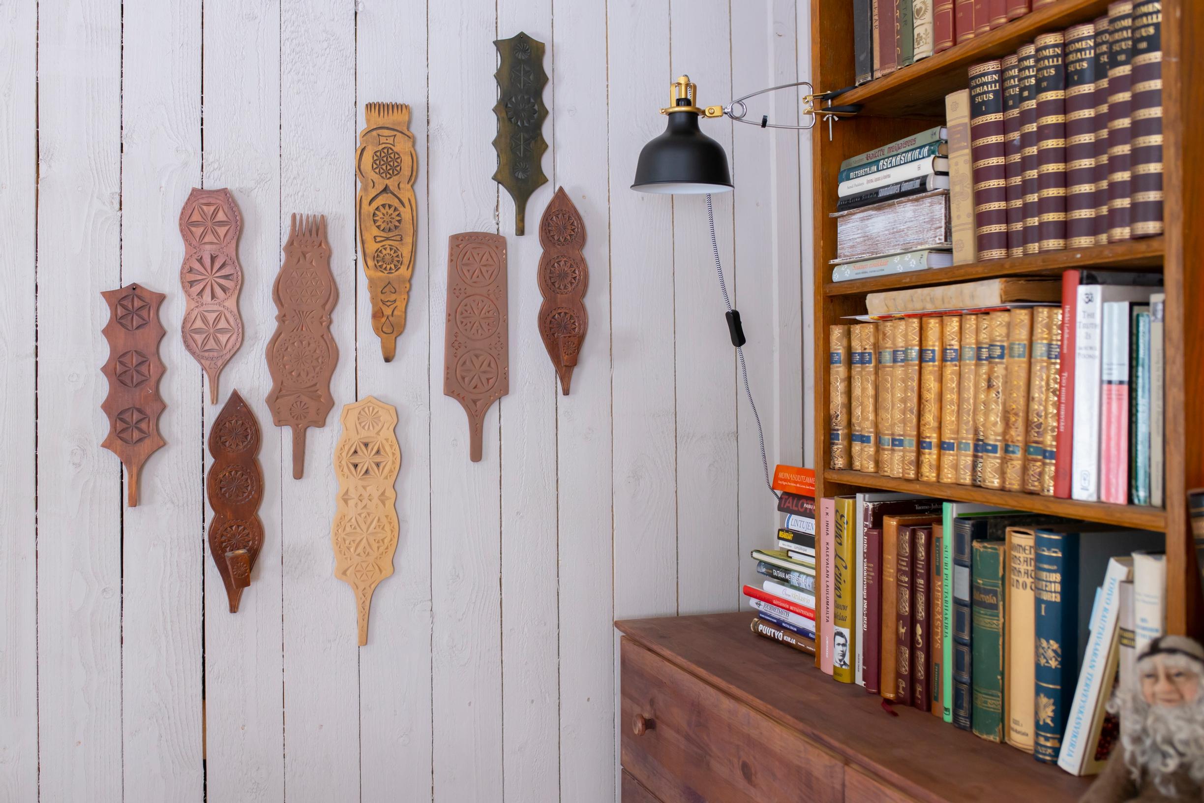 Spinning wheel parts on the main room wall