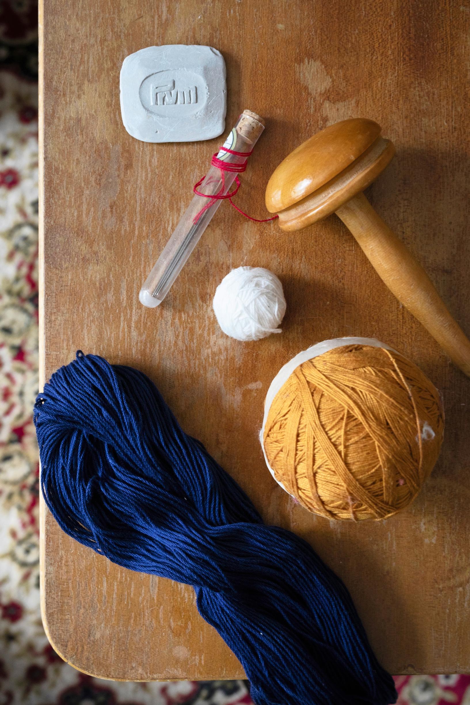 Threads and darning mushroom
