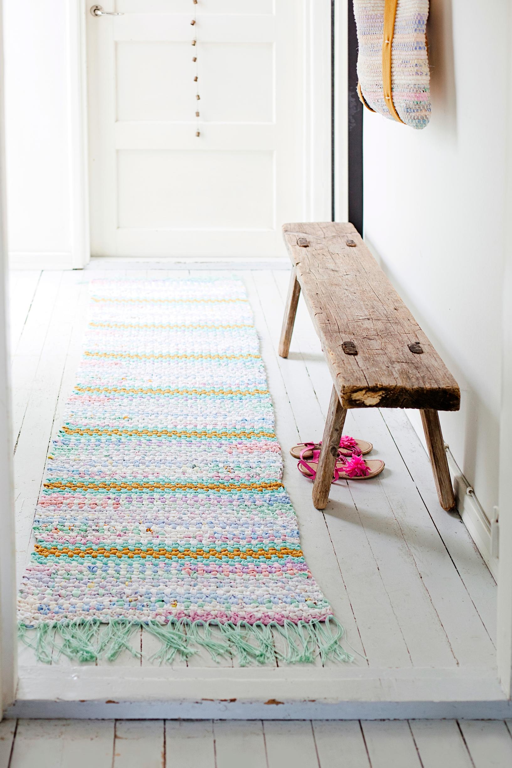 No loom needed! Crochet a rag rug and bring cozy cabin vibes to your city home
