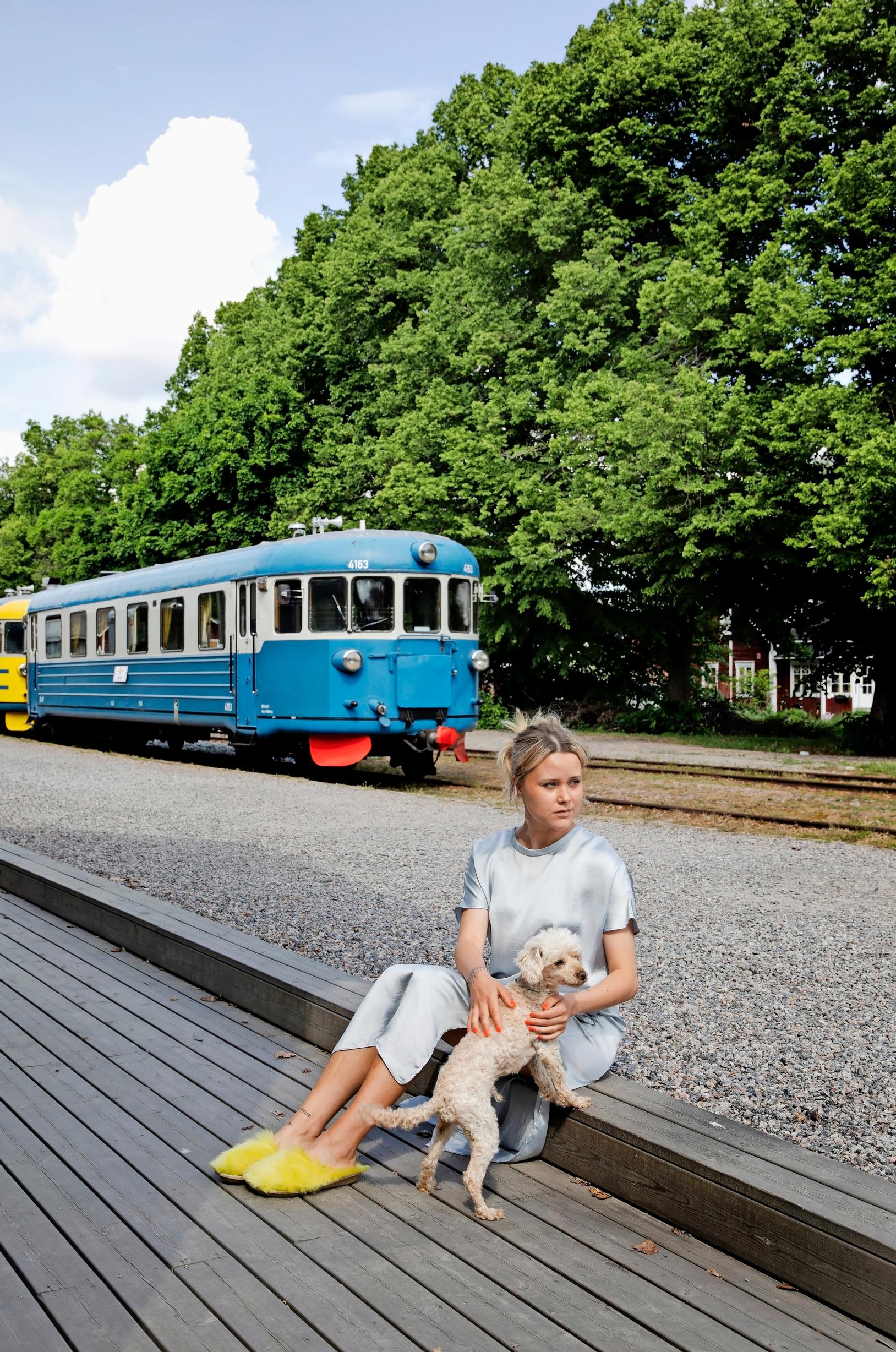 A woman, a dog, and a Lättähattu train.