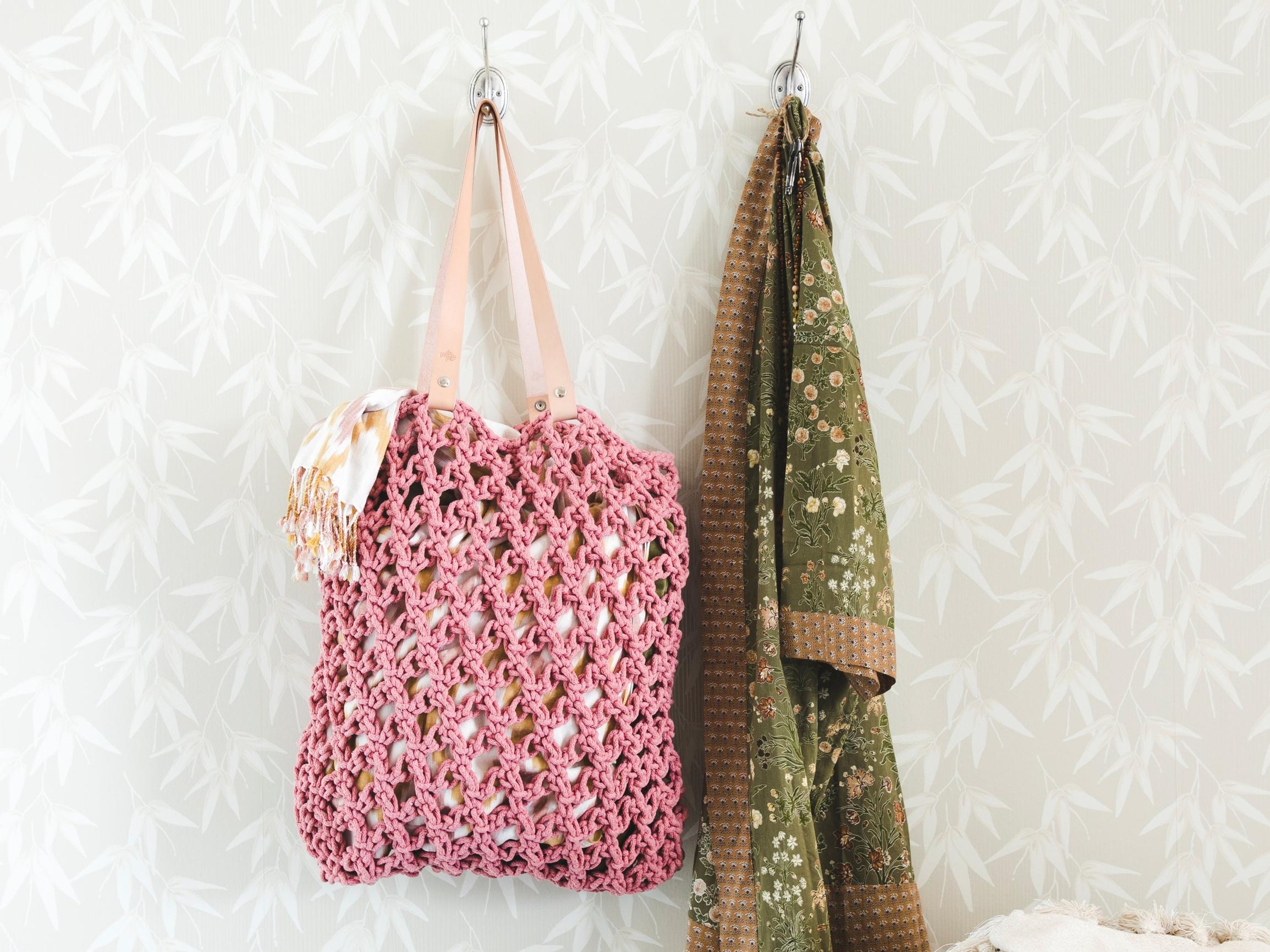 Have you tried Solomon’s knots yet? Practice this easy crochet technique with a handy bag