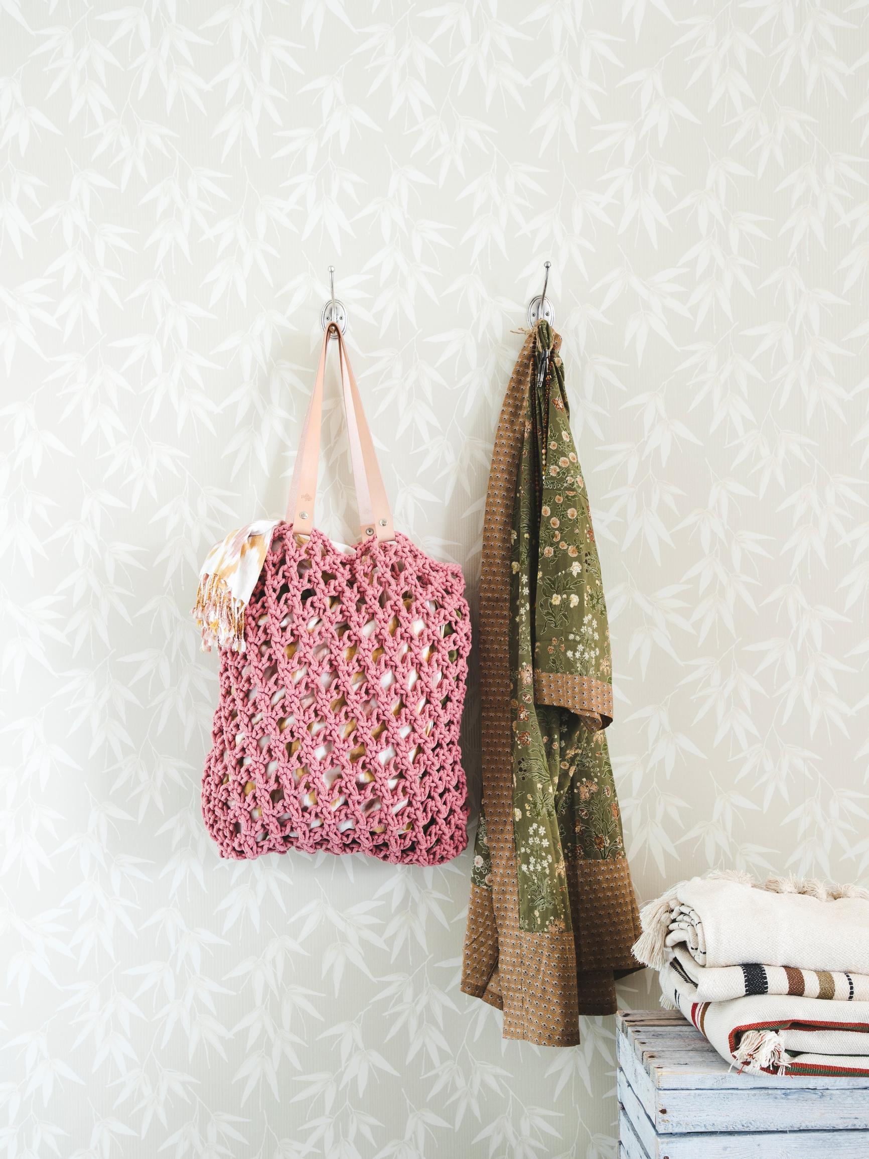 Have you tried Solomon’s knots yet? Practice this easy crochet technique with a handy bag