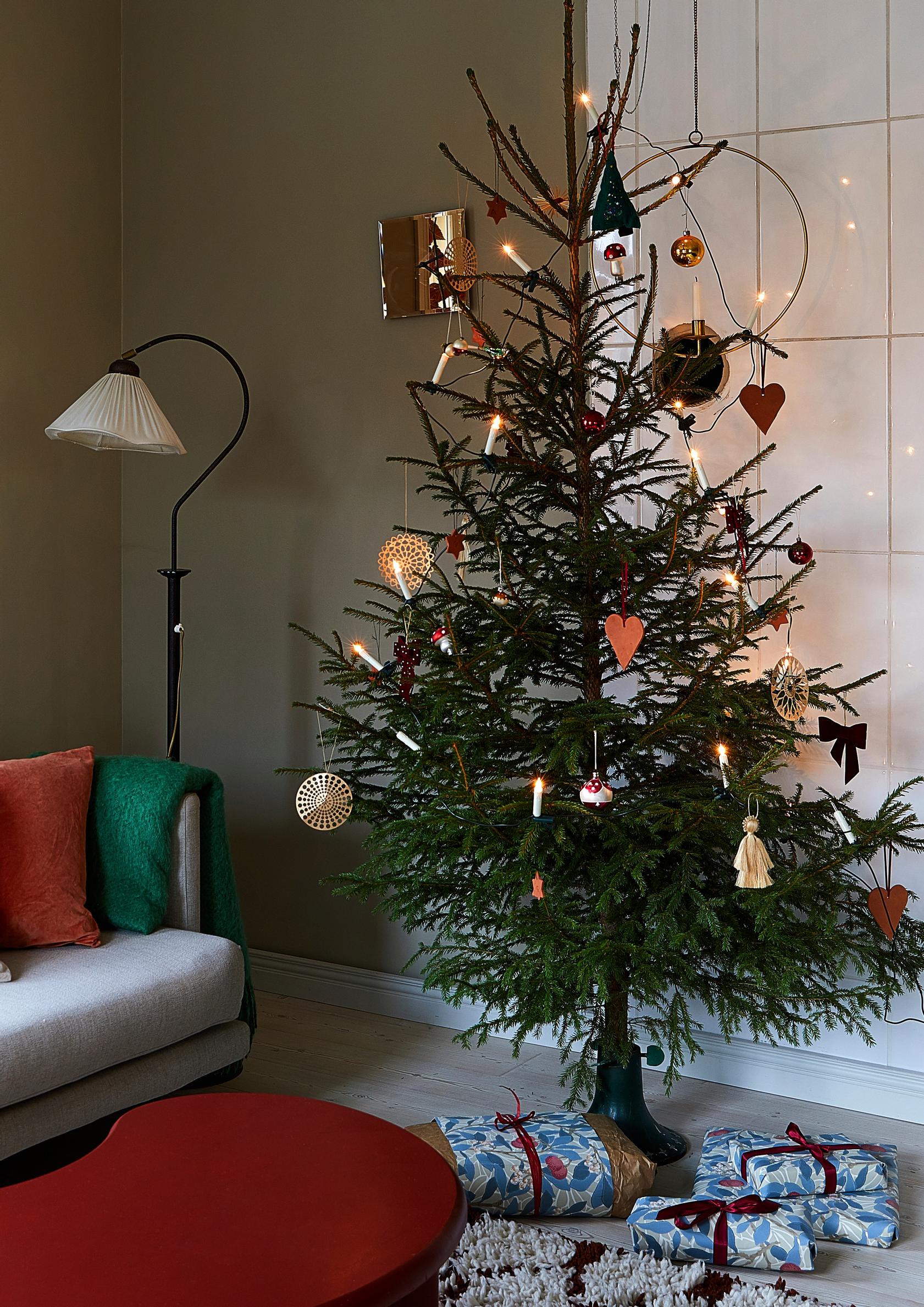 A decorated Christmas tree in the living room